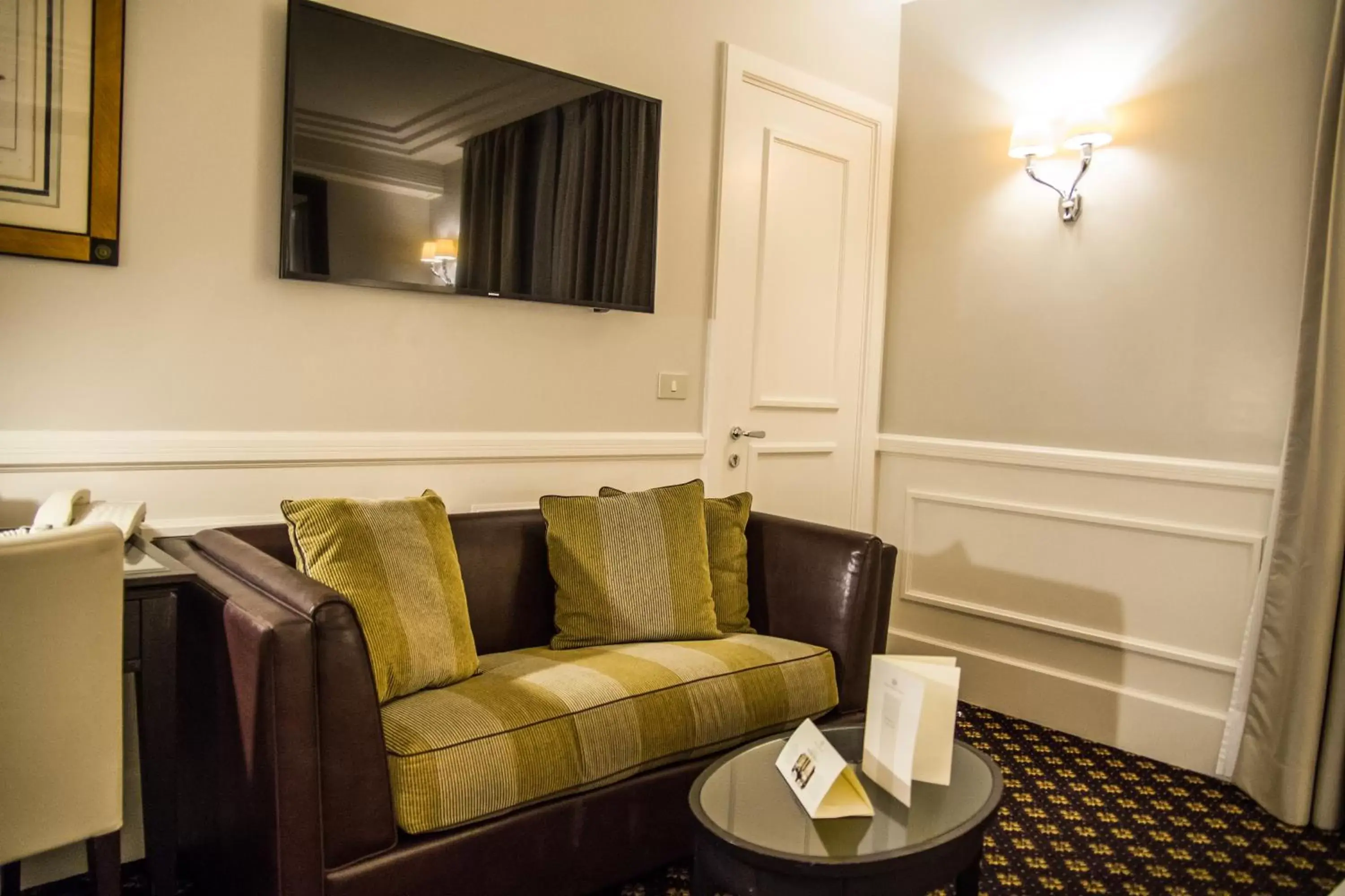 Photo of the whole room, Seating Area in Grand Hotel Sitea