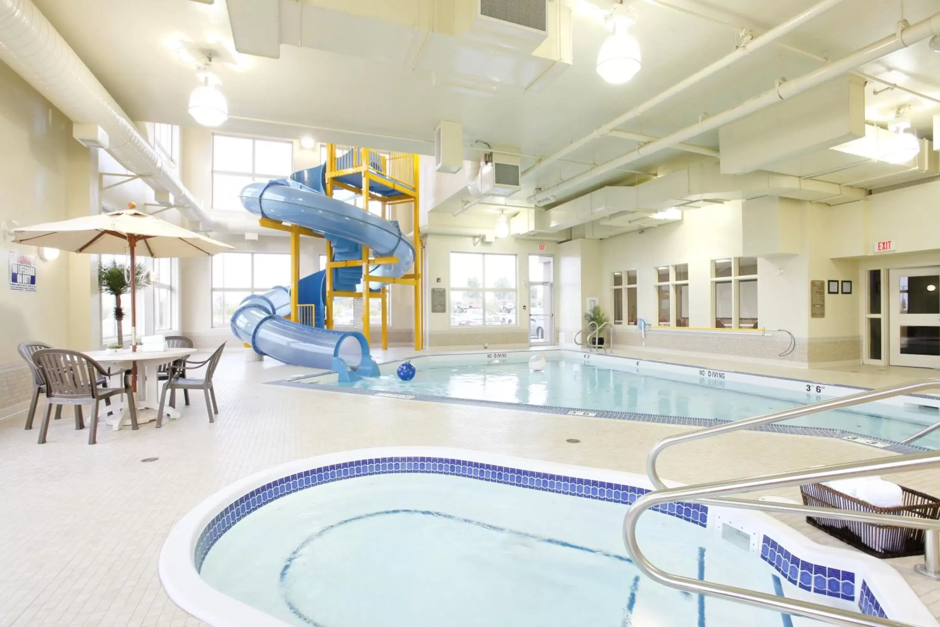 Hot Tub, Swimming Pool in Pomeroy Inn and Suites Vermilion