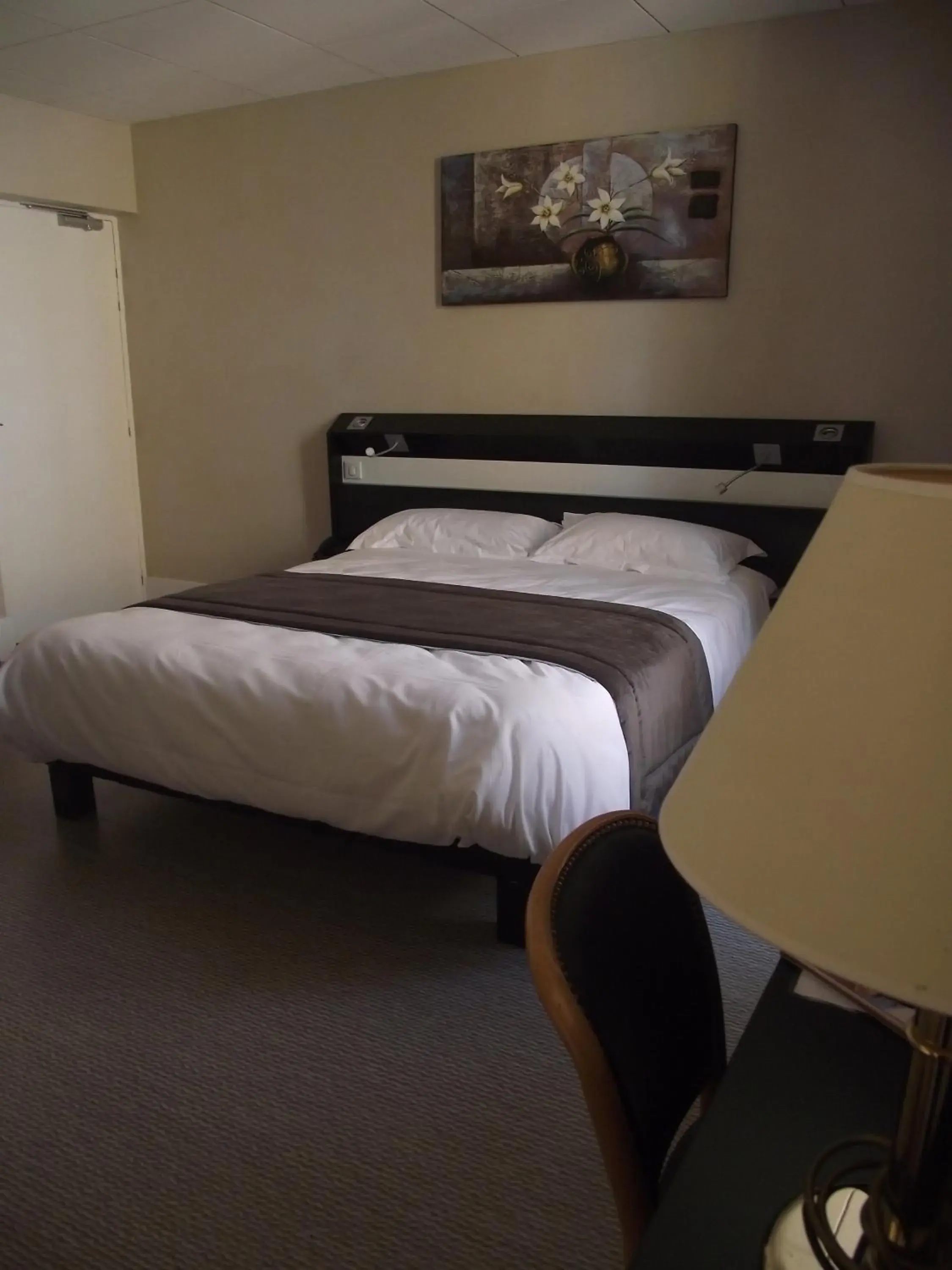 Bedroom, Bed in Logis Hotel des Bourbons