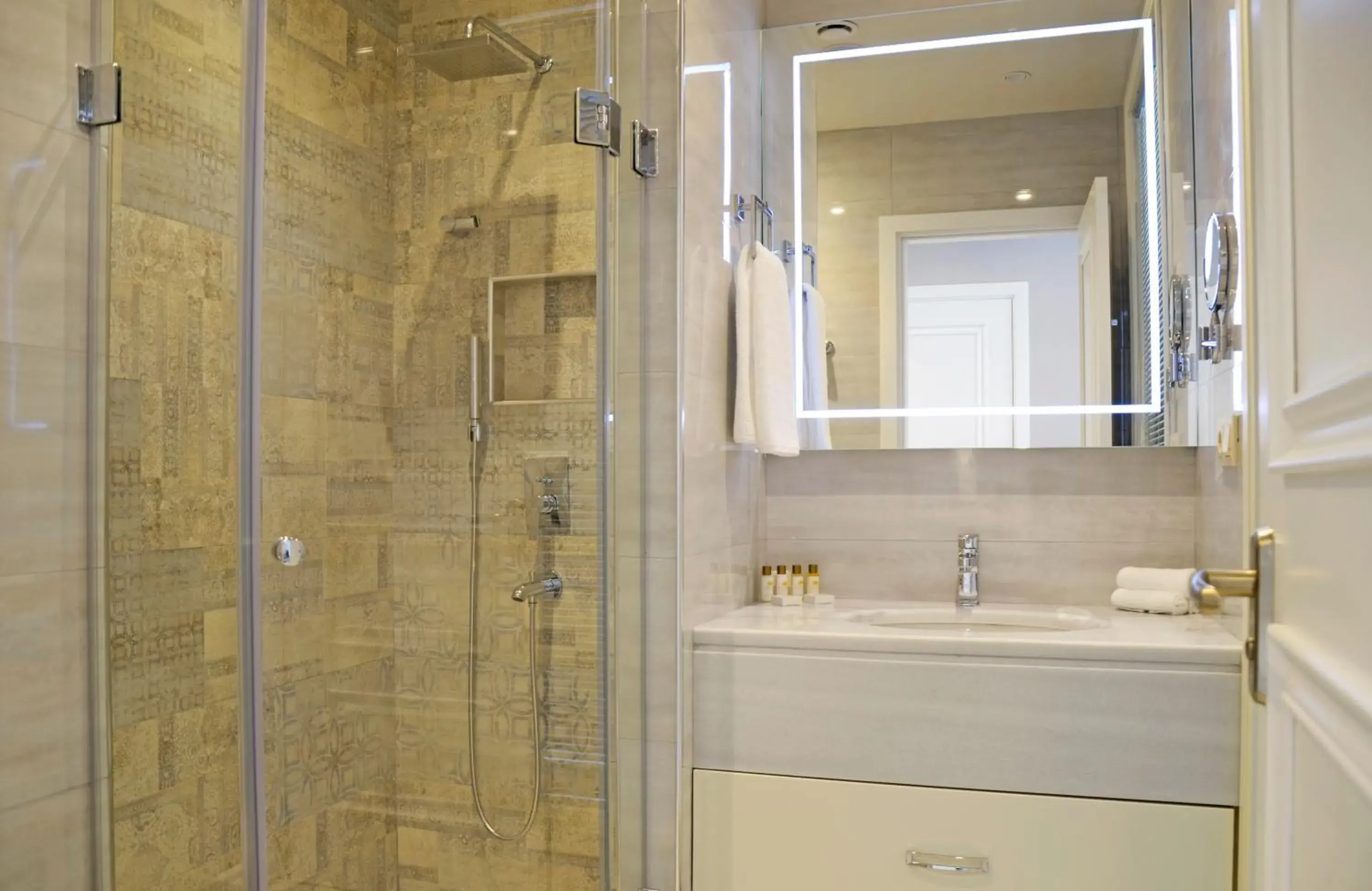 Shower, Bathroom in City Avenue Hotel