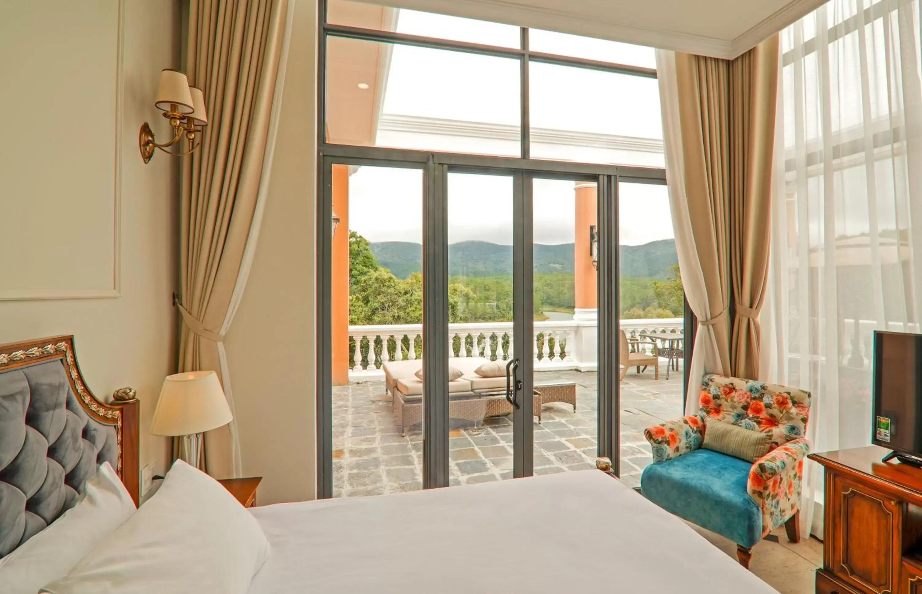 Bed, Mountain View in Dalat Edensee Lake Resort & Spa