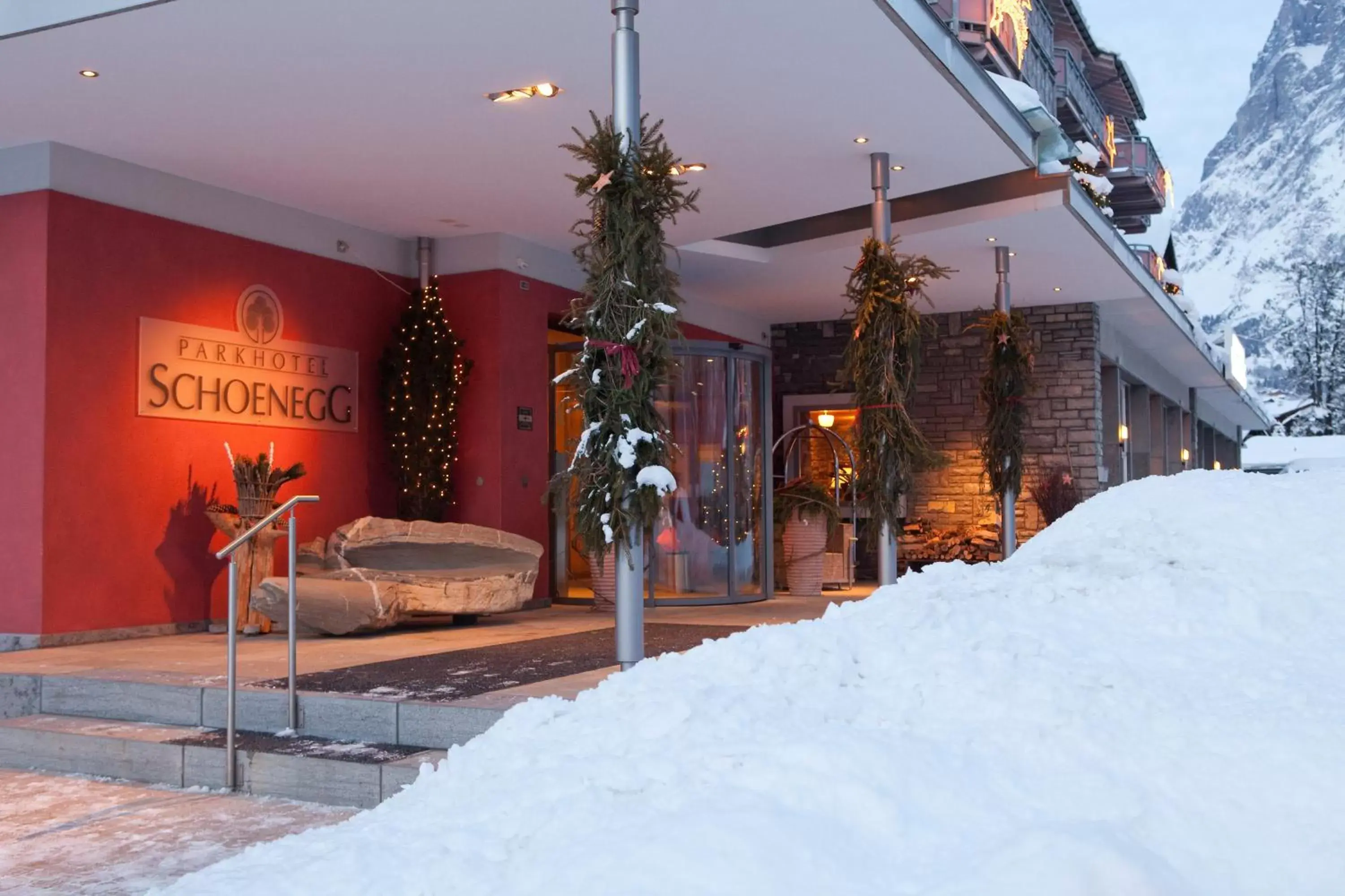 Facade/entrance, Winter in Parkhotel Schoenegg