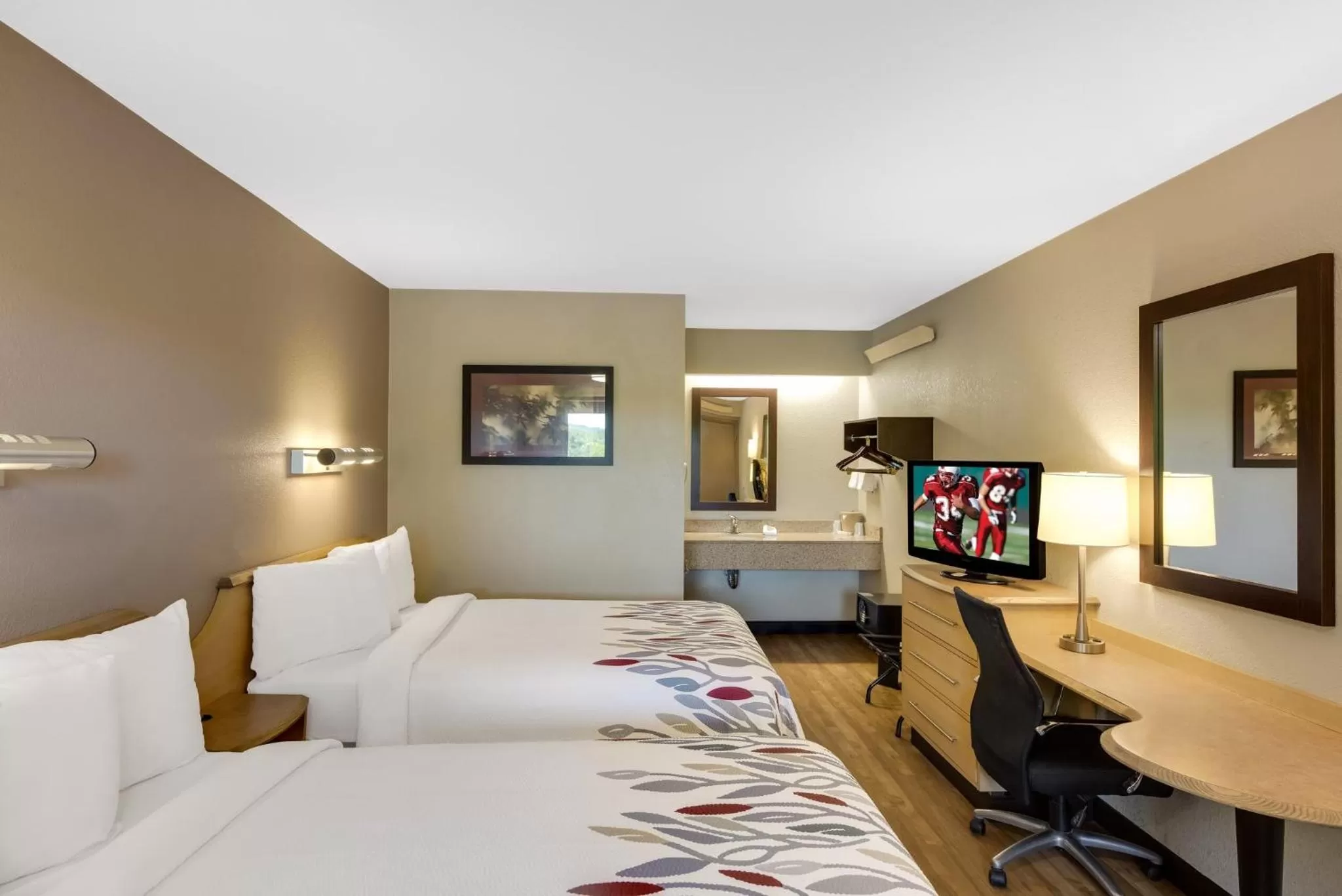 Photo of the whole room, Bed in Red Roof Inn Asheville - Biltmore West