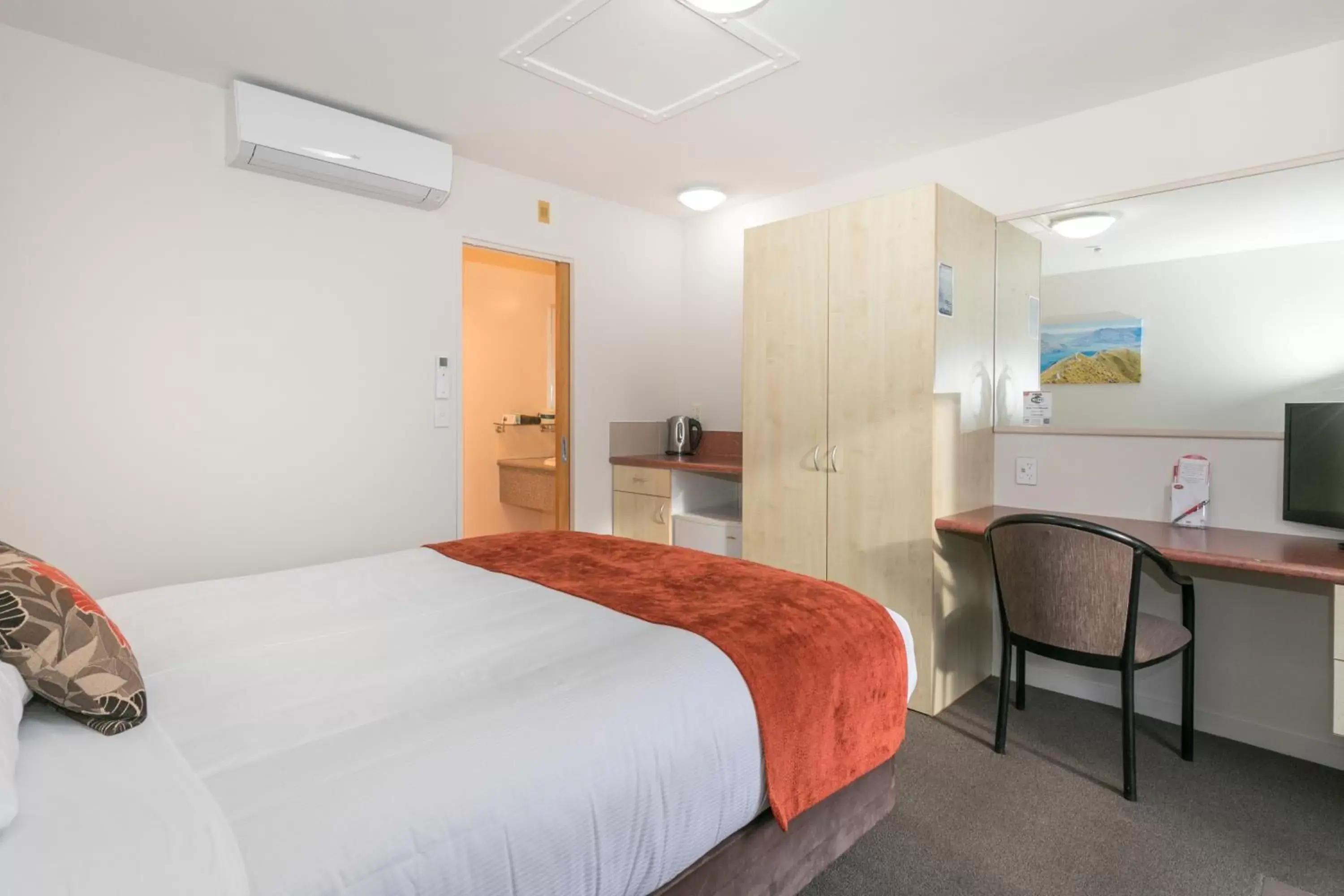 Photo of the whole room, Bed in Bella Vista Motel Lake Wanaka