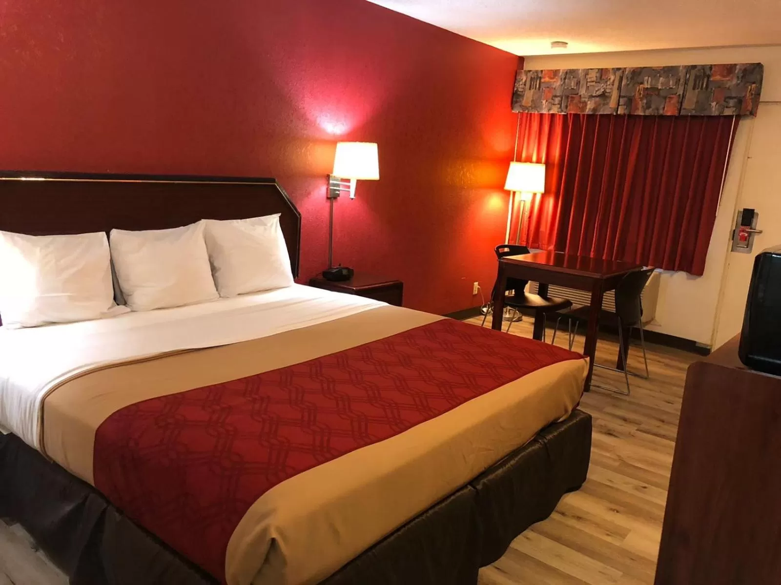 King Room - Non-Smoking in Econo Lodge Williamsburg Historic Area