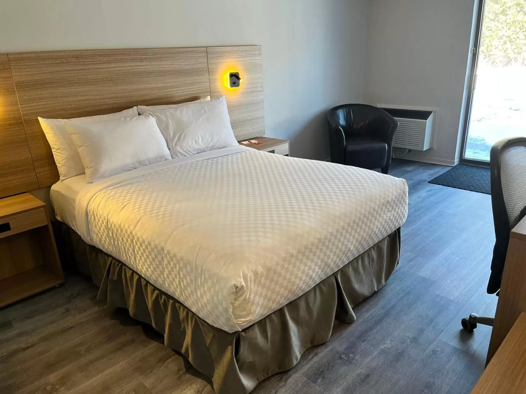 Bed in Econo Lodge Airport Quebec