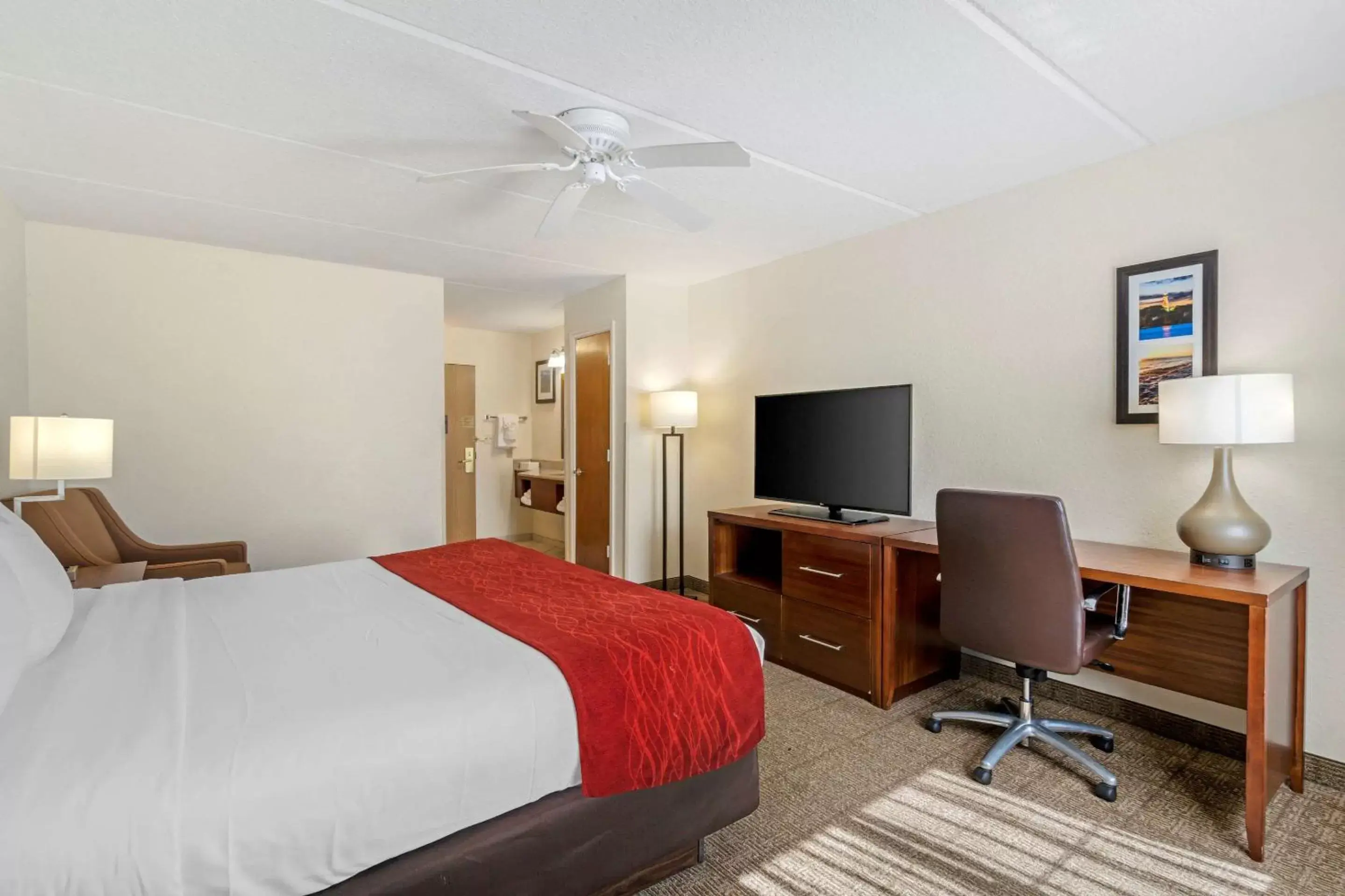 Bedroom, TV/Entertainment Center in Comfort Inn Kissimmee-Lake Buena Vista South