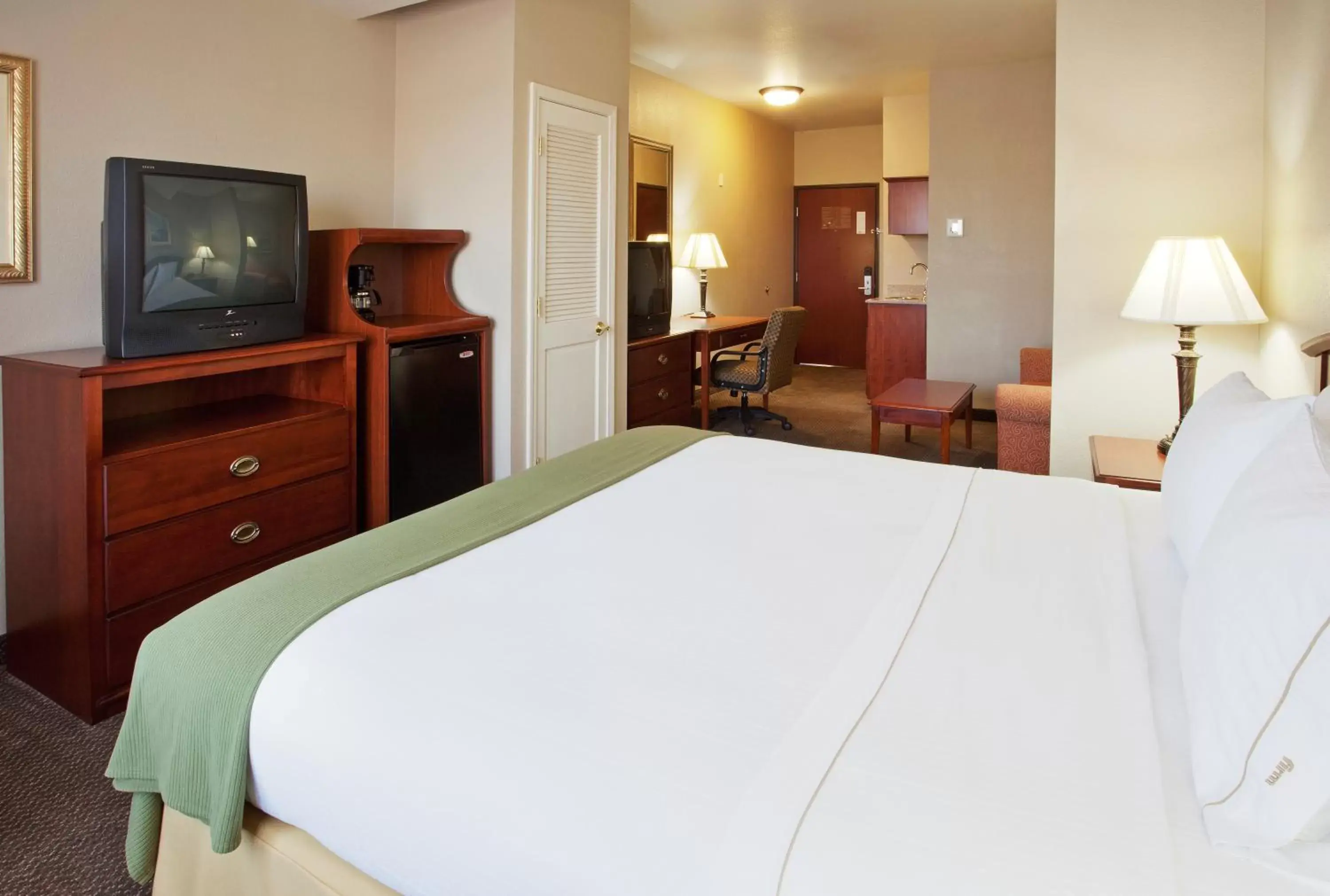 Bed in Holiday Inn Express- West Sacramento, an IHG Hotel