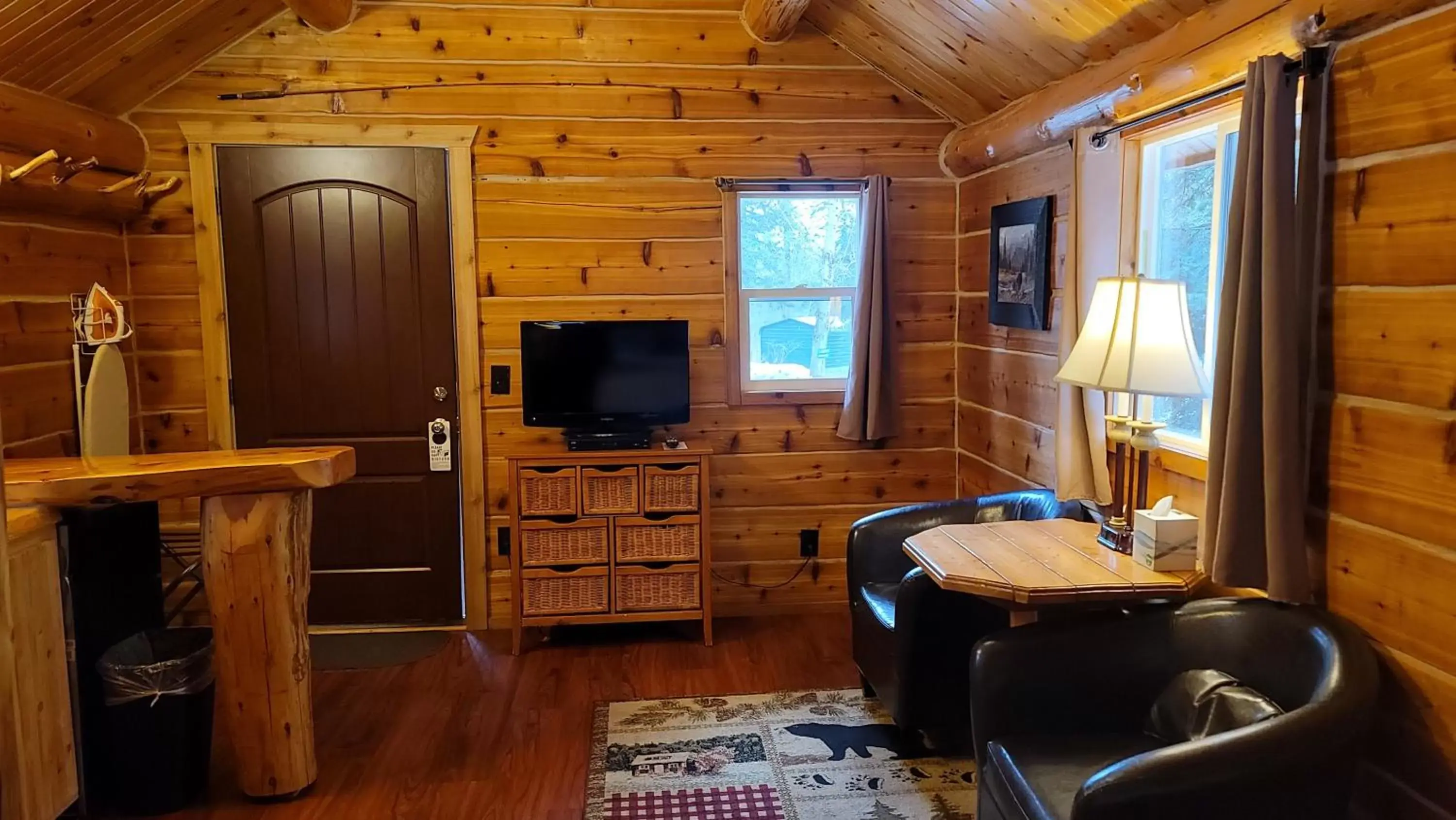 TV/Entertainment Center in Riverfront Motel & Cabins