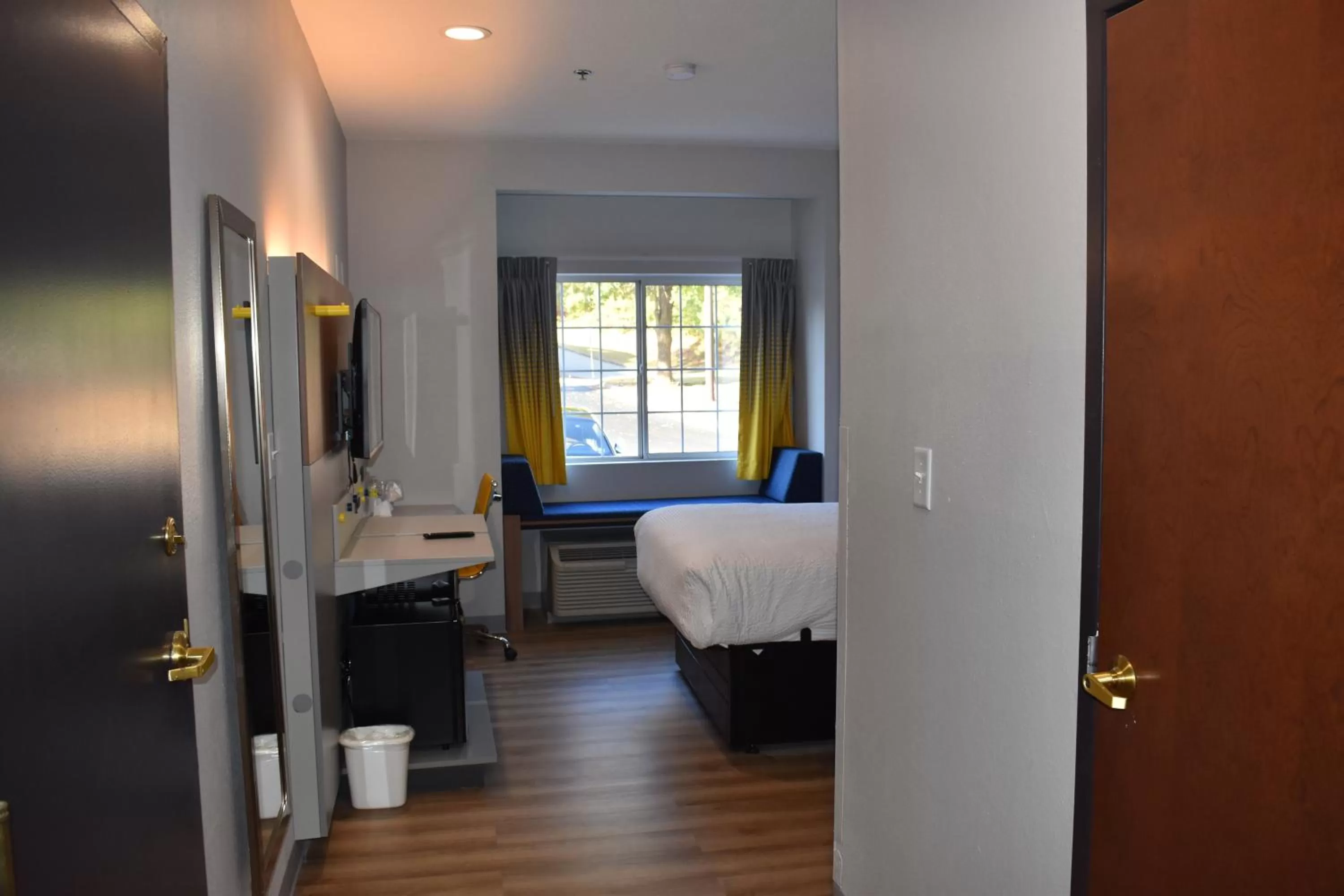 Photo of the whole room, Bed in Microtel Inn & Suites by Wyndham Stockbridge/Atlanta I-75