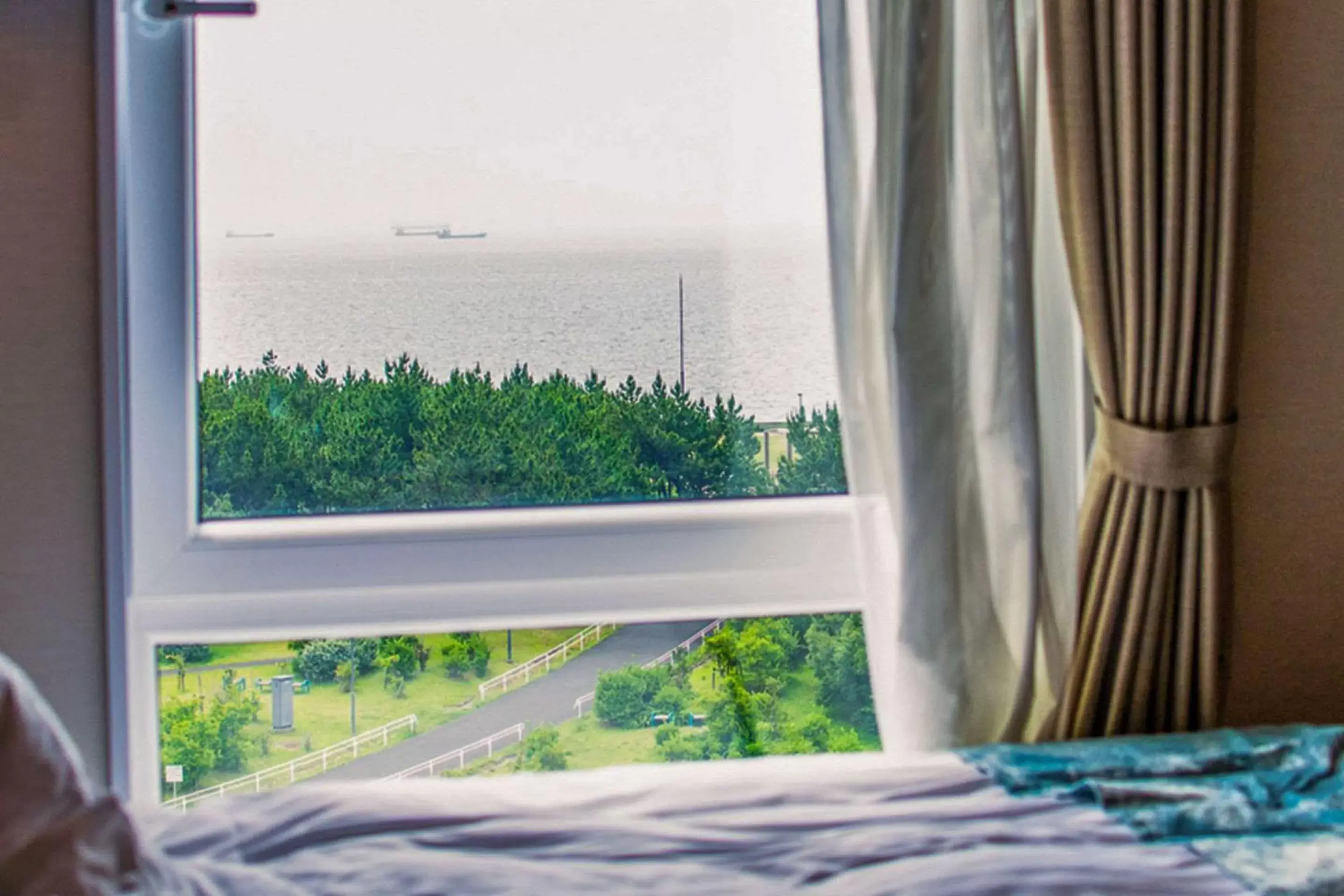 Bedroom, Sea View in Comfort Suites Tokyo Bay