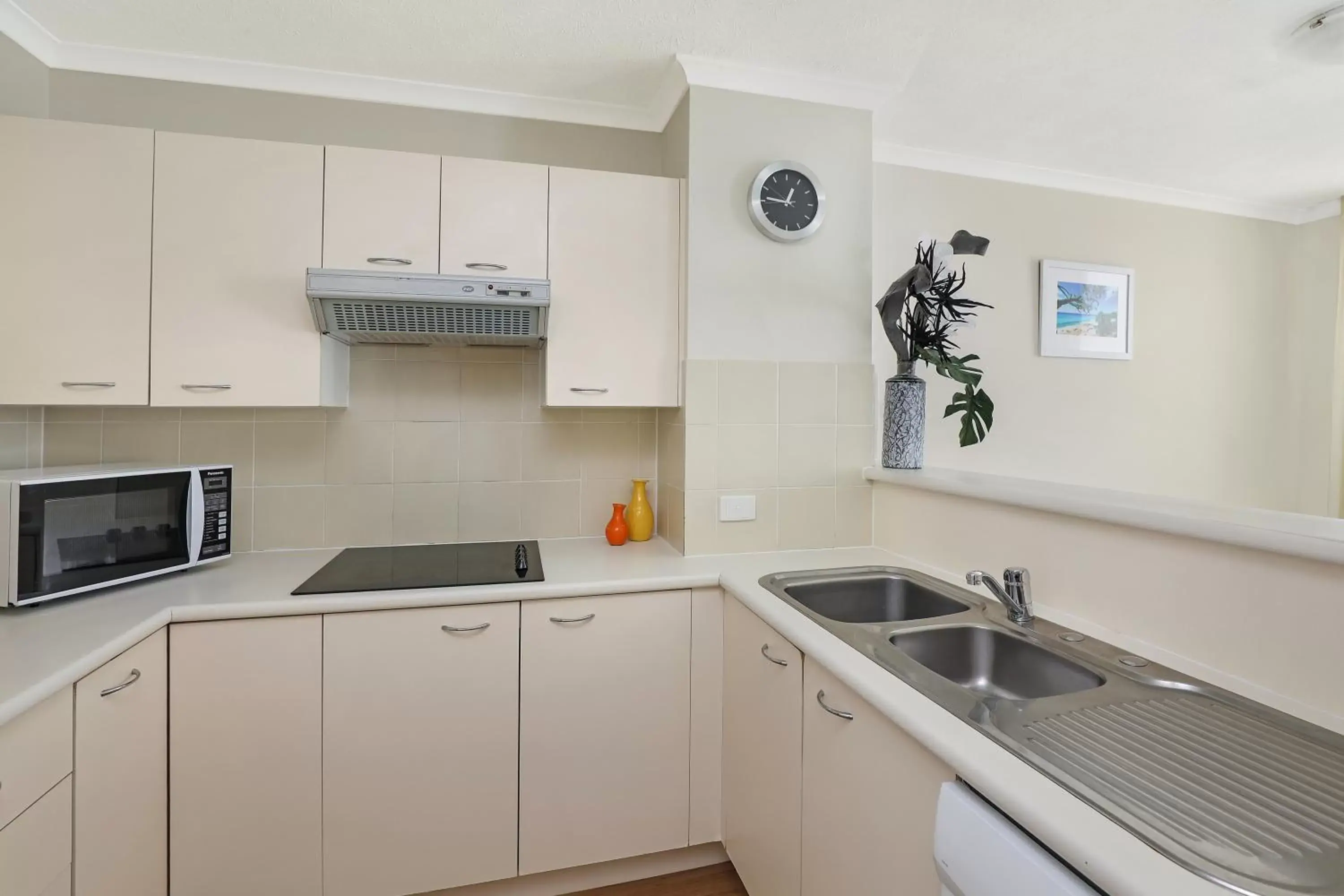 Kitchen or kitchenette, Kitchen/Kitchenette in The Bay Apartments Coolangatta