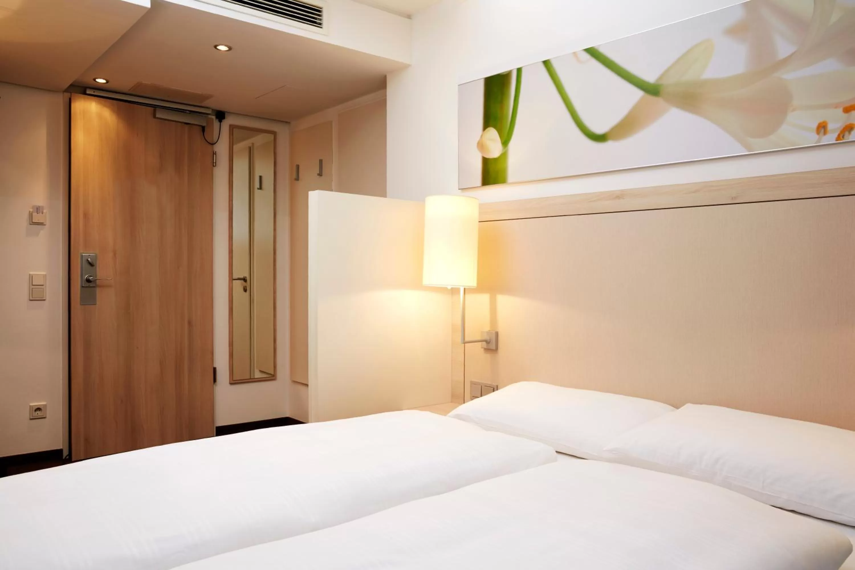 Photo of the whole room, Bed in H+ Hotel München