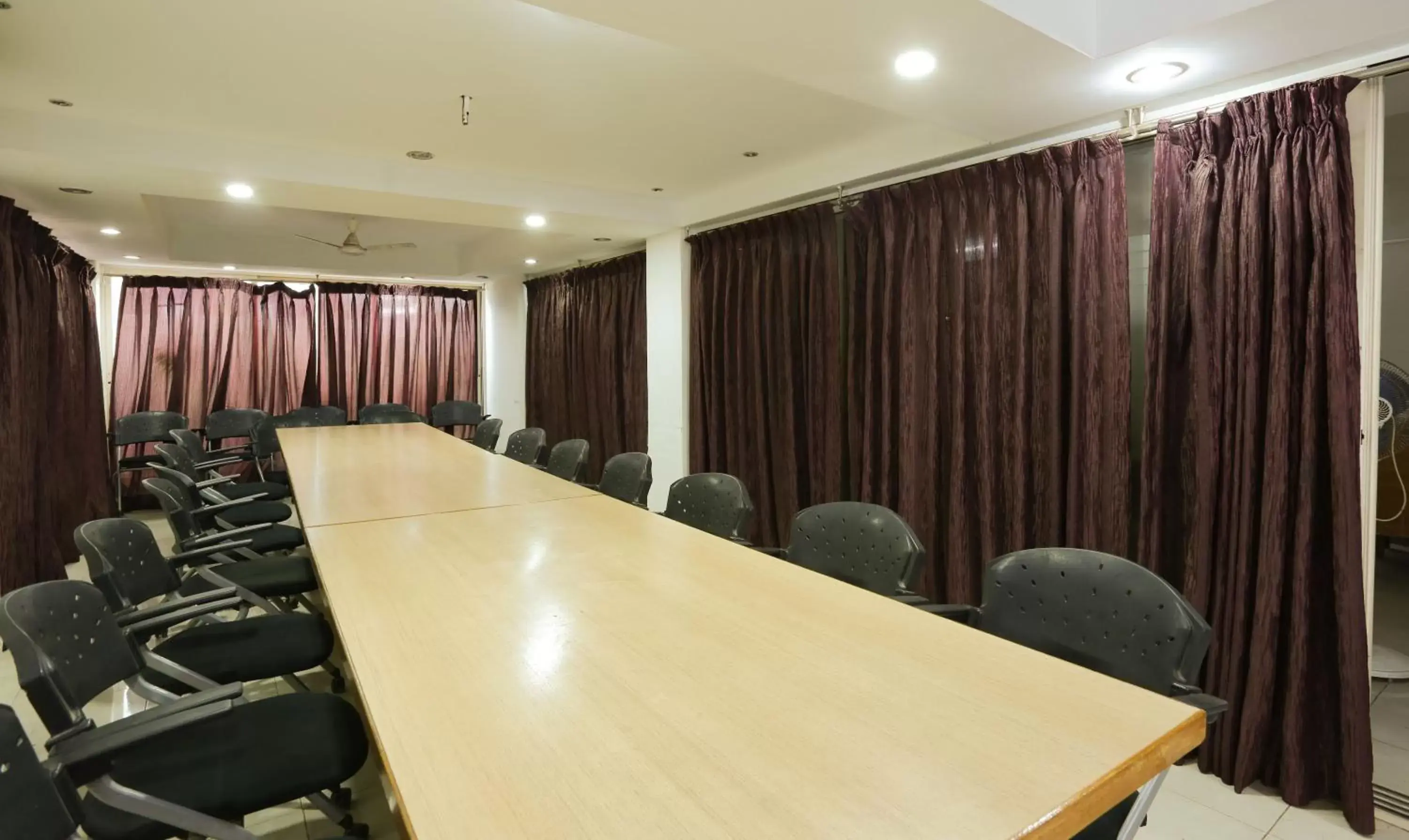Meeting/conference room in Itsy Hotels Hill View Ex Meeting/conference room in Itsy Hotels Hill View Ex