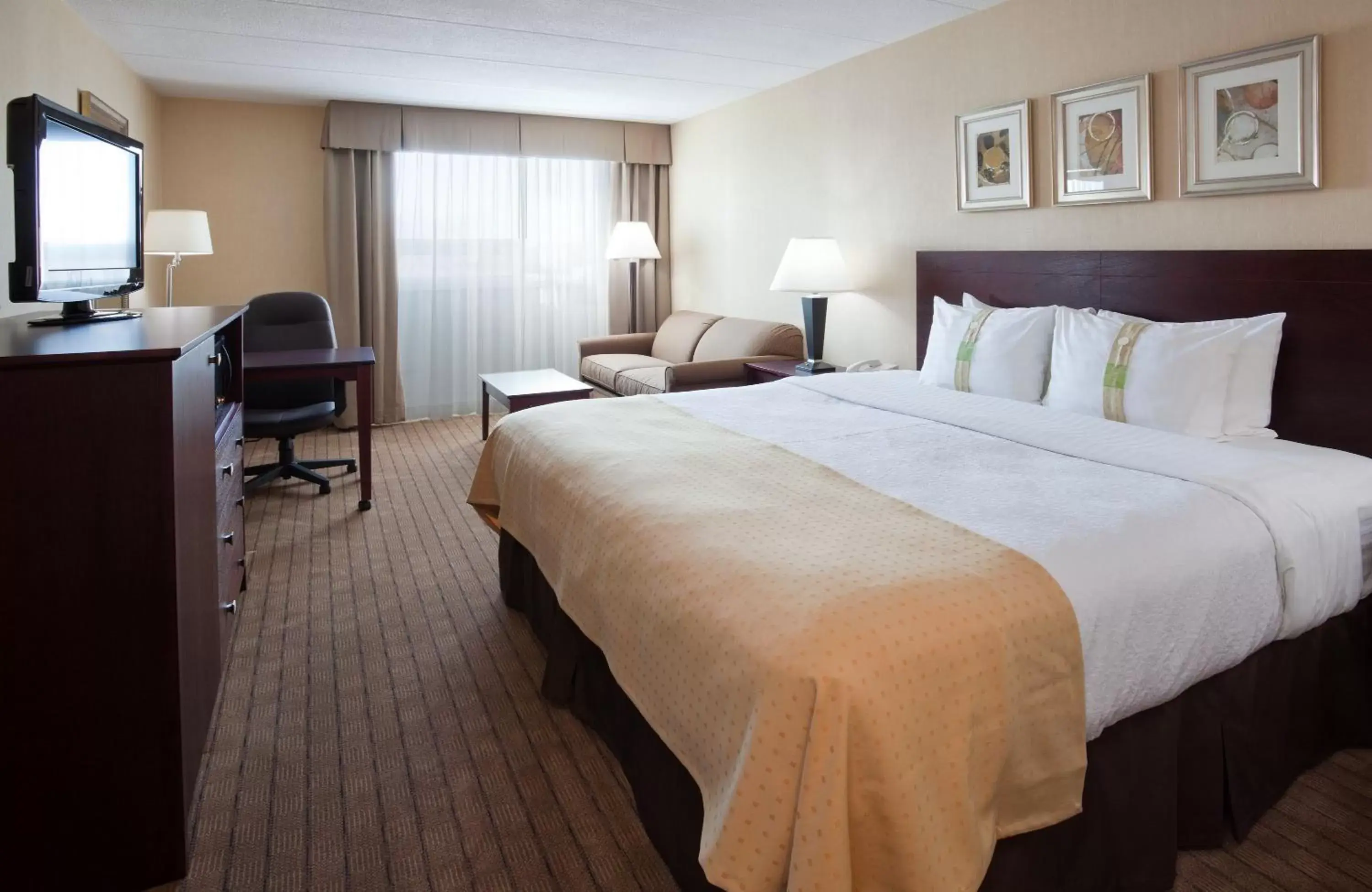 Photo of the whole room, Bed in Holiday Inn Burlington Hotel & Conference Centre, an IHG Hotel