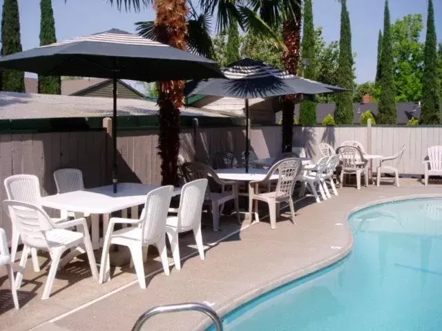 Swimming Pool in Cedarwood Inn