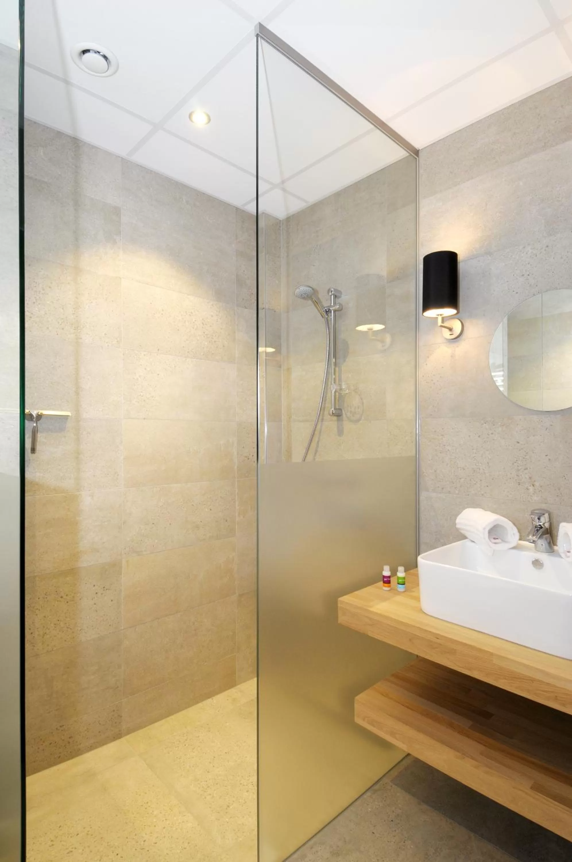 Shower in Mont-des-Pins