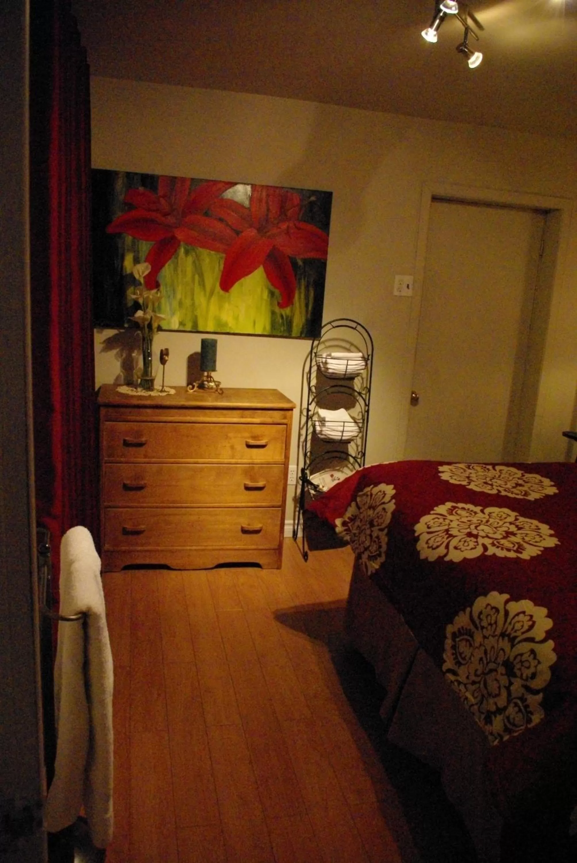 Photo of the whole room, Bed in Atelier Galerie Anne Drouin Peinture & Pension