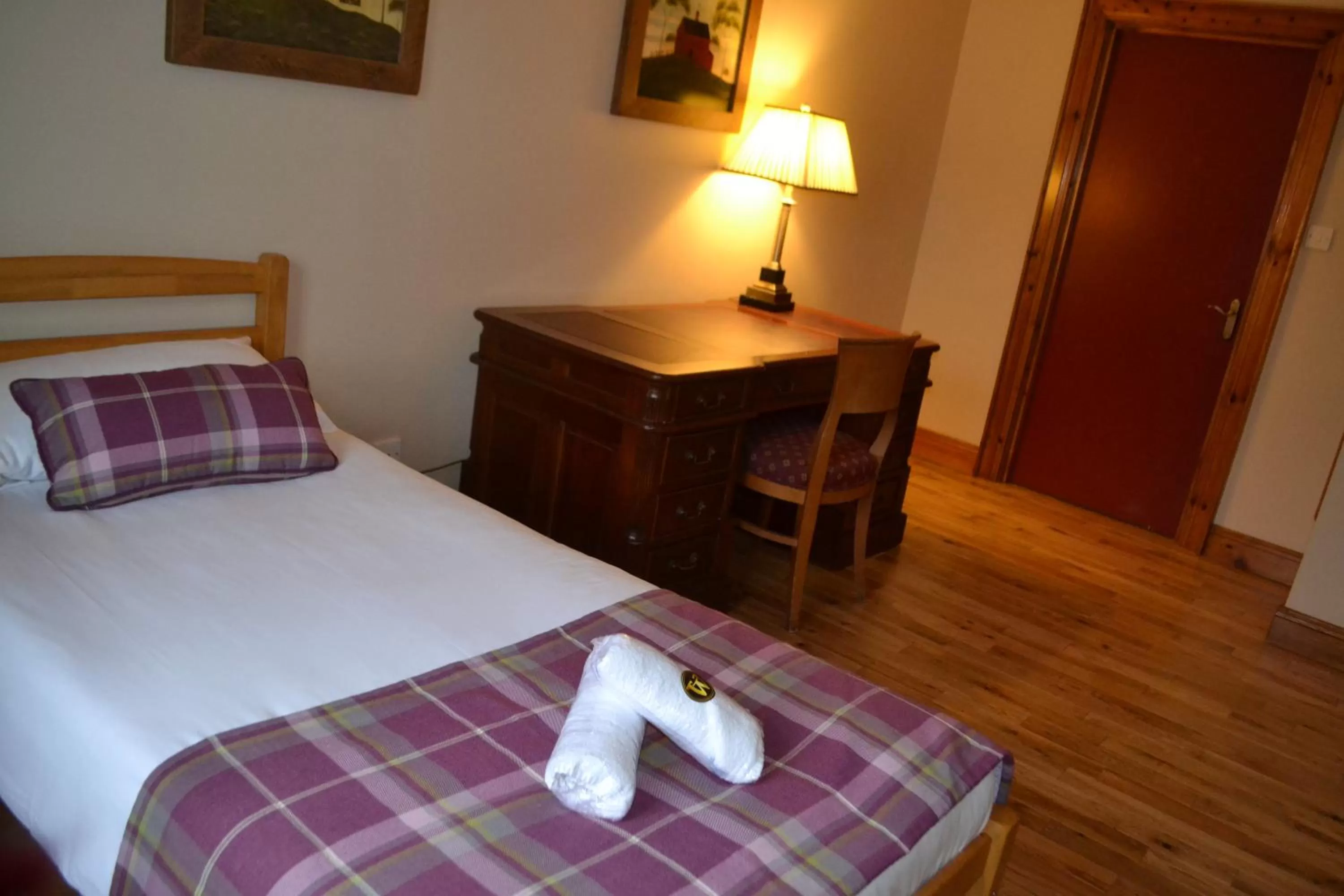 Bed in Walsh's Hotel and Apartments