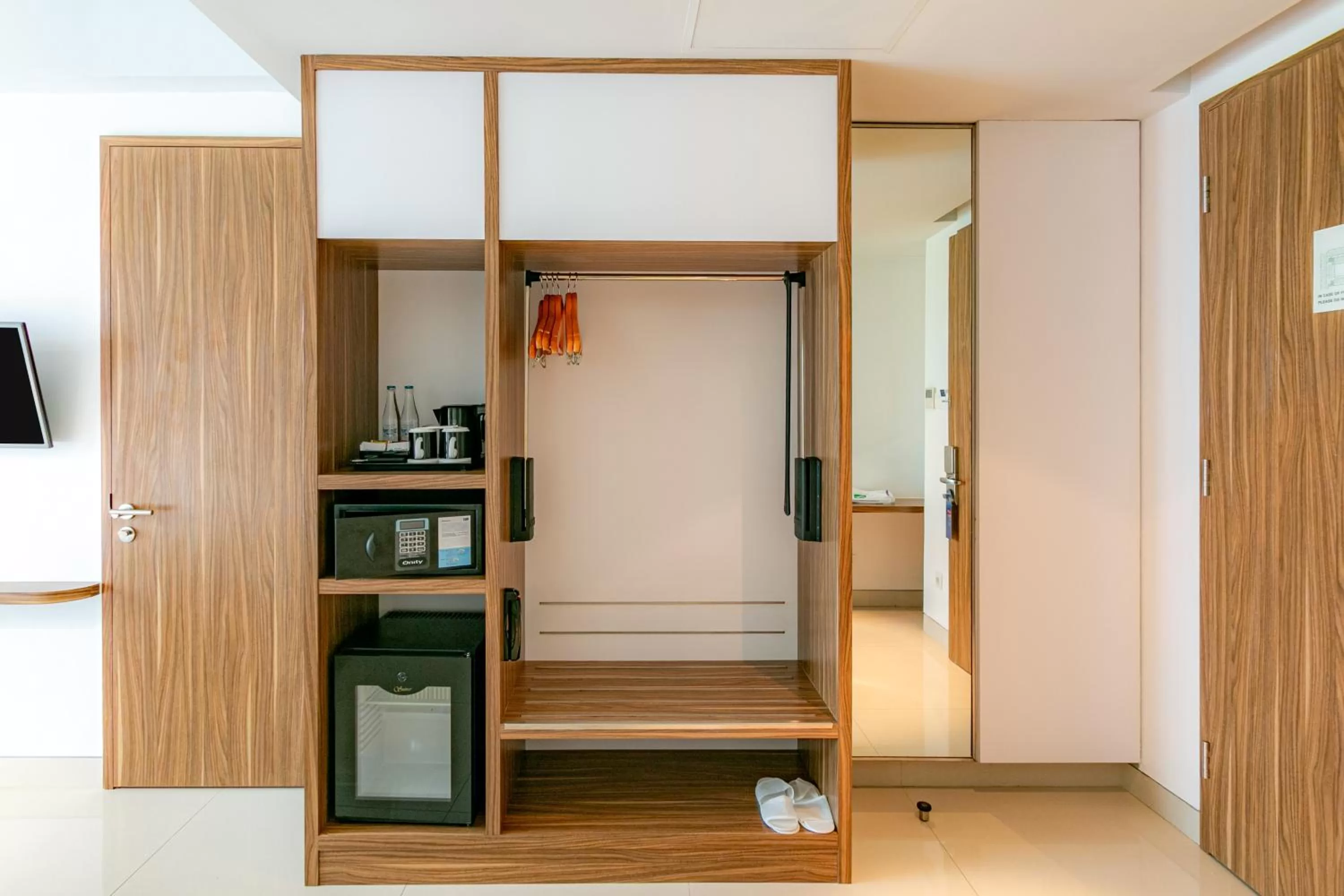 Coffee/tea facilities in Holiday Inn Express Baruna by IHG