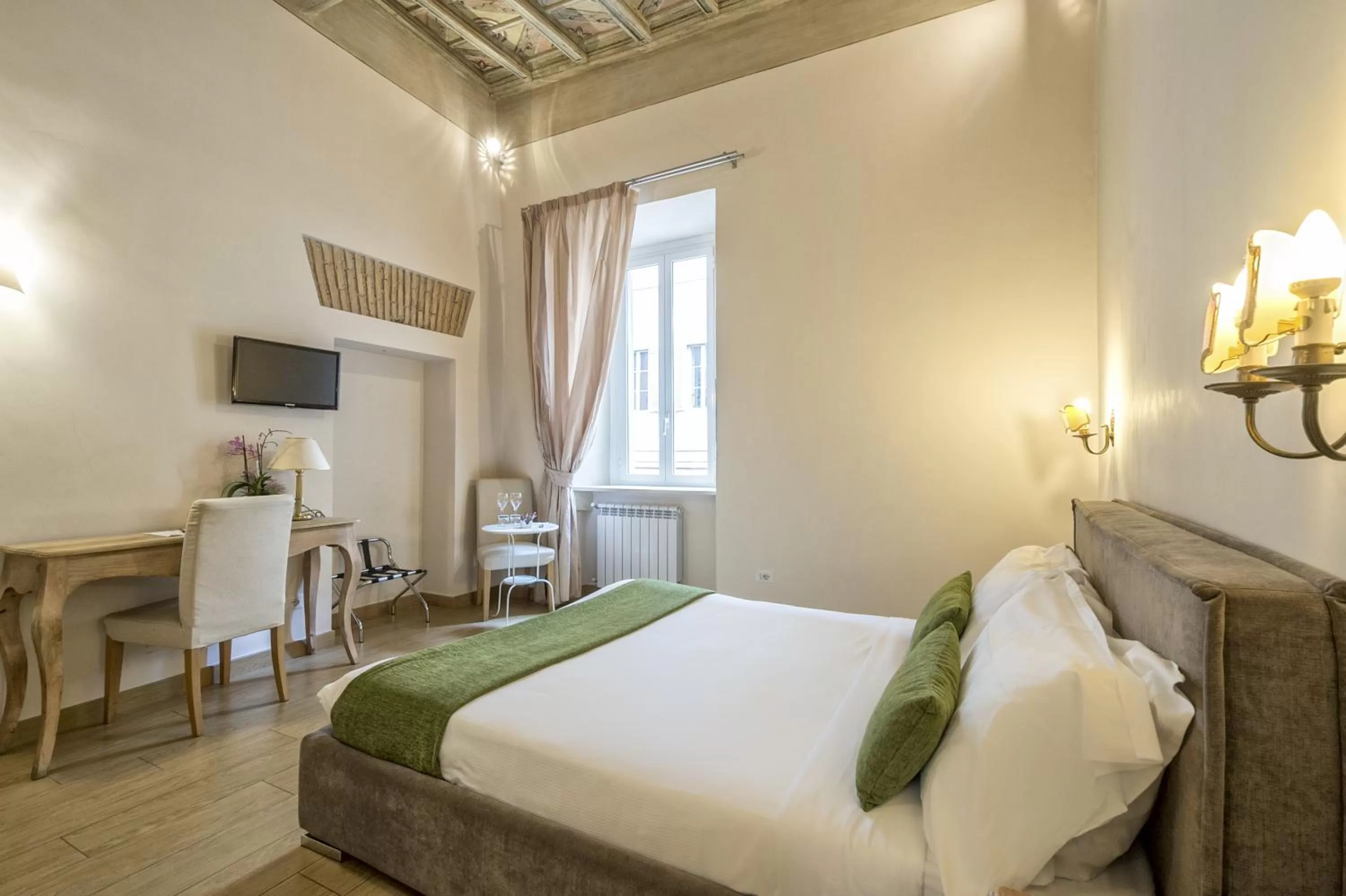 Photo of the whole room, Bed in Little Queen Suite