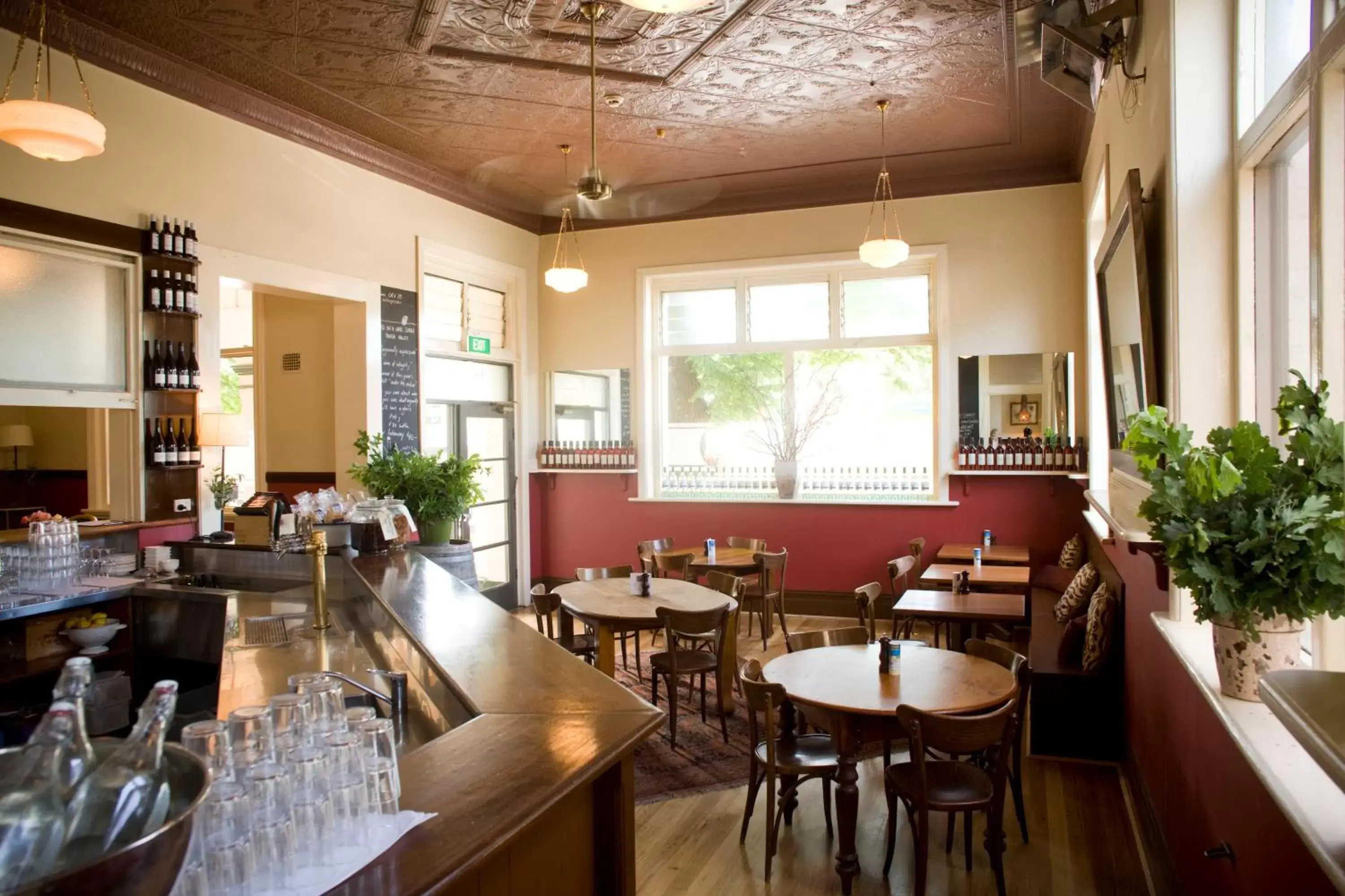 Lounge or bar, Restaurant/Places to Eat in Healesville Hotel