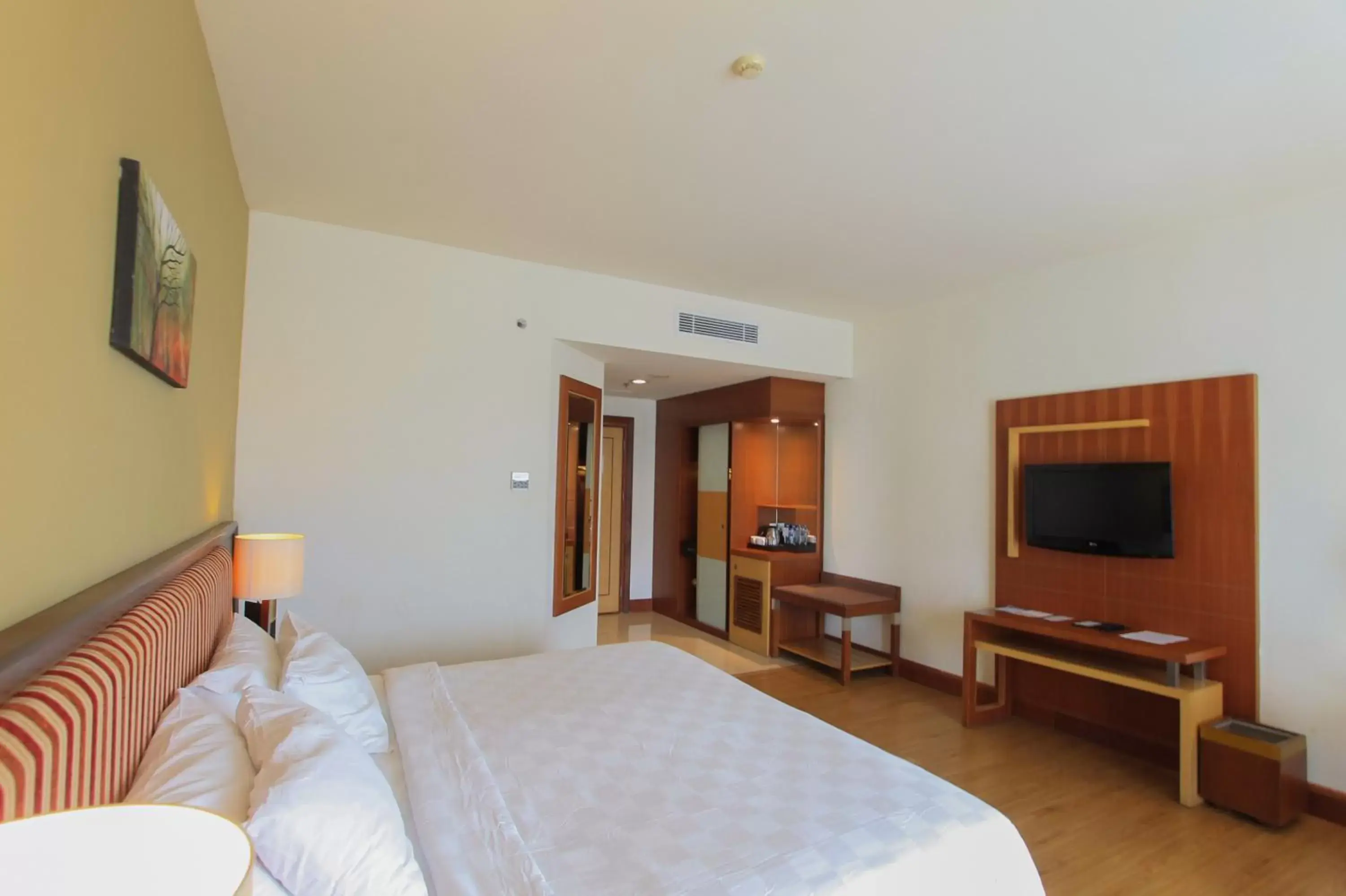 Communal lounge/ TV room, Bed in Swiss-Belhotel Maleosan Manado