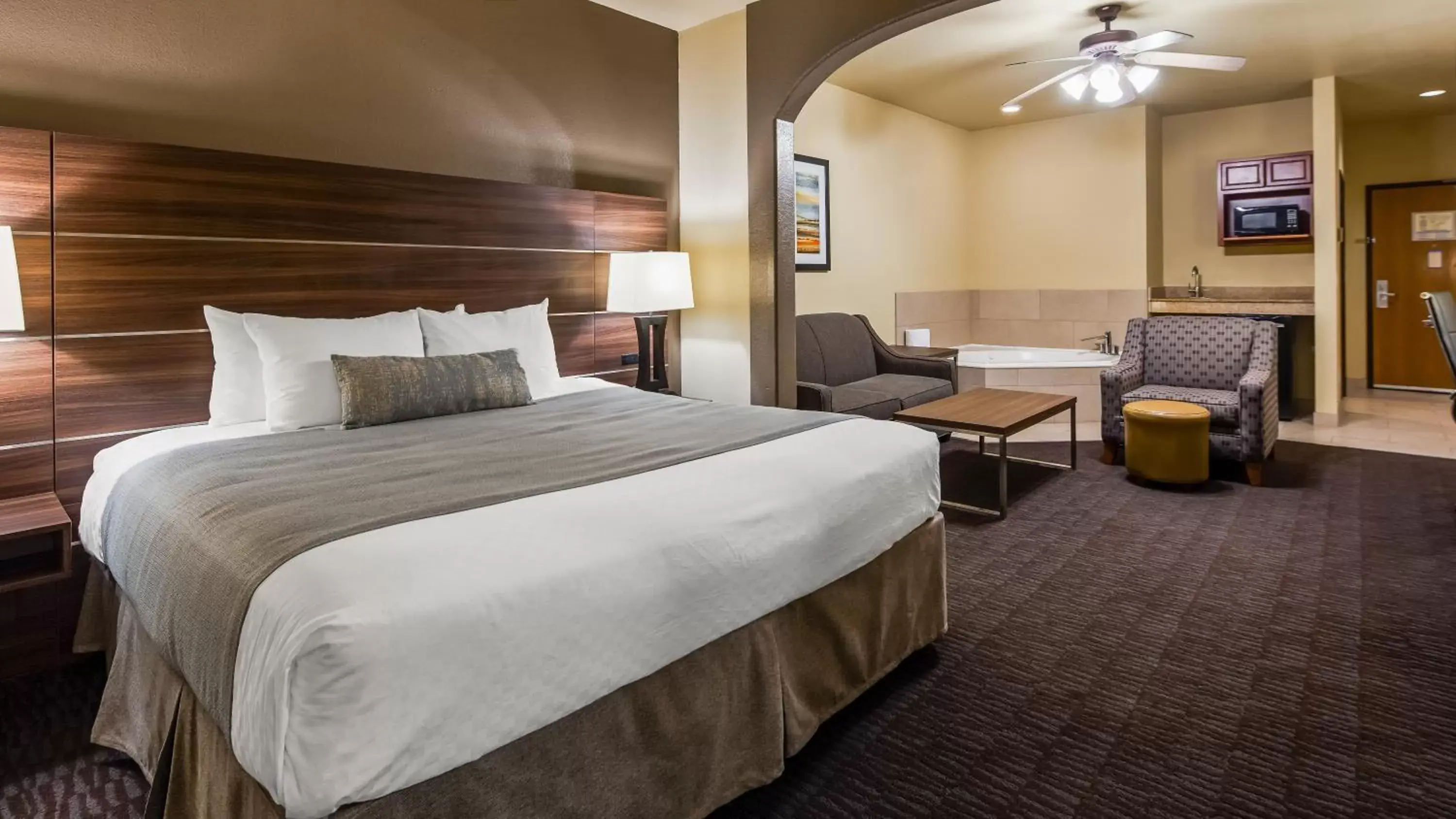 Bed in Best Western Plus Hill Country Suites - San Antonio