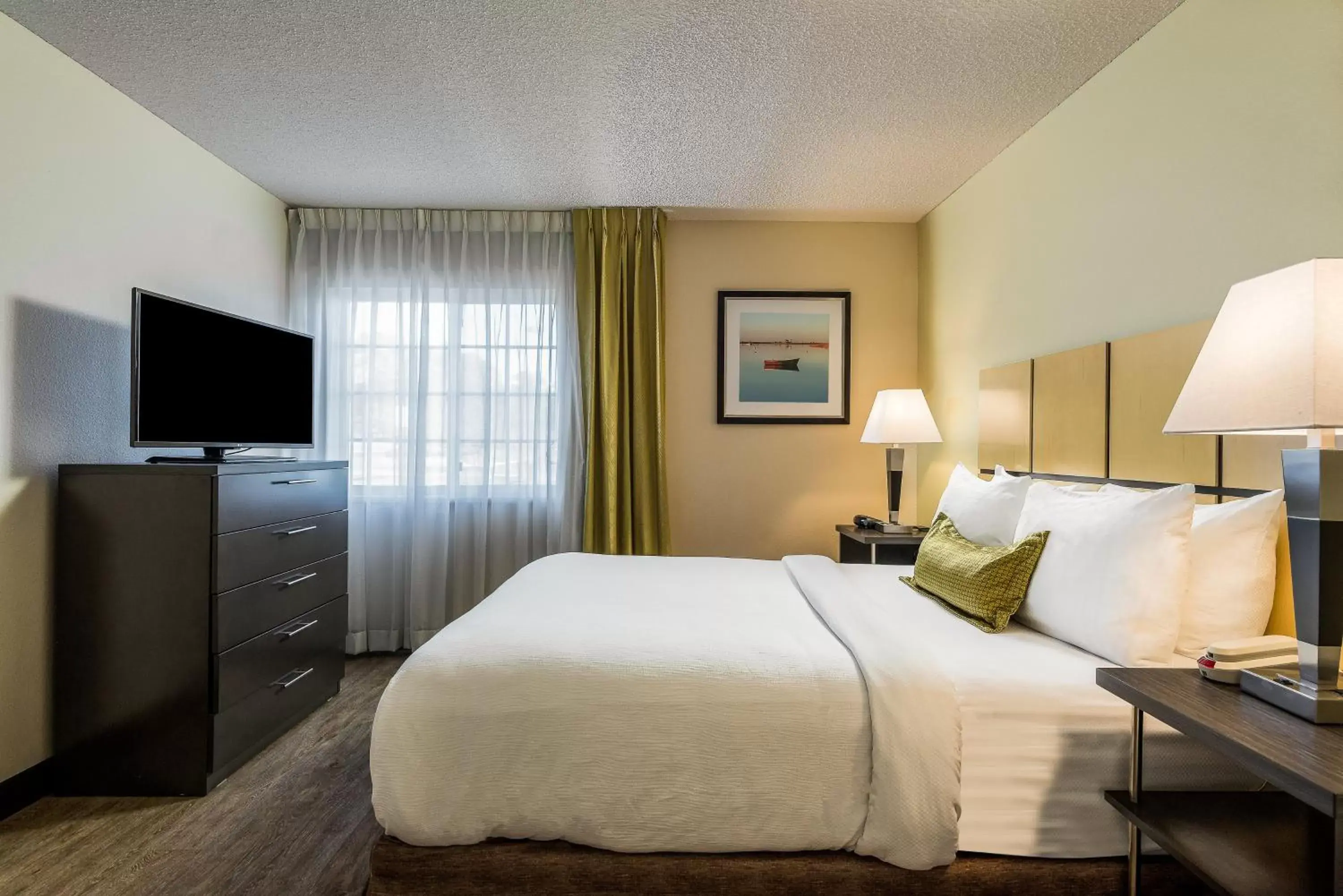 Photo of the whole room, Bed in Candlewood Suites Richmond West End Short Pump, an IHG Hotel