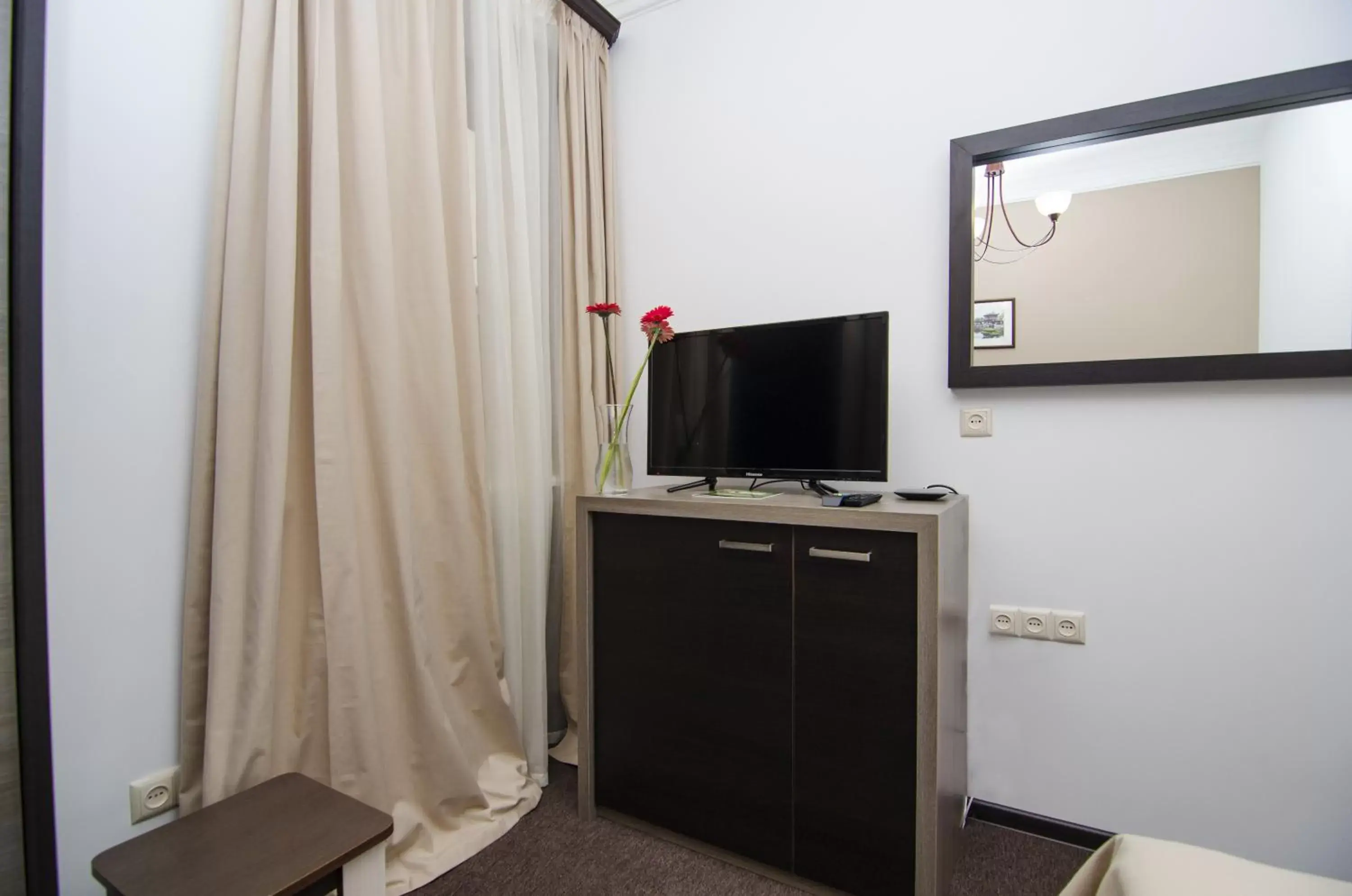 Bedroom, TV/Entertainment Center in City Centre Hotel By Picnic