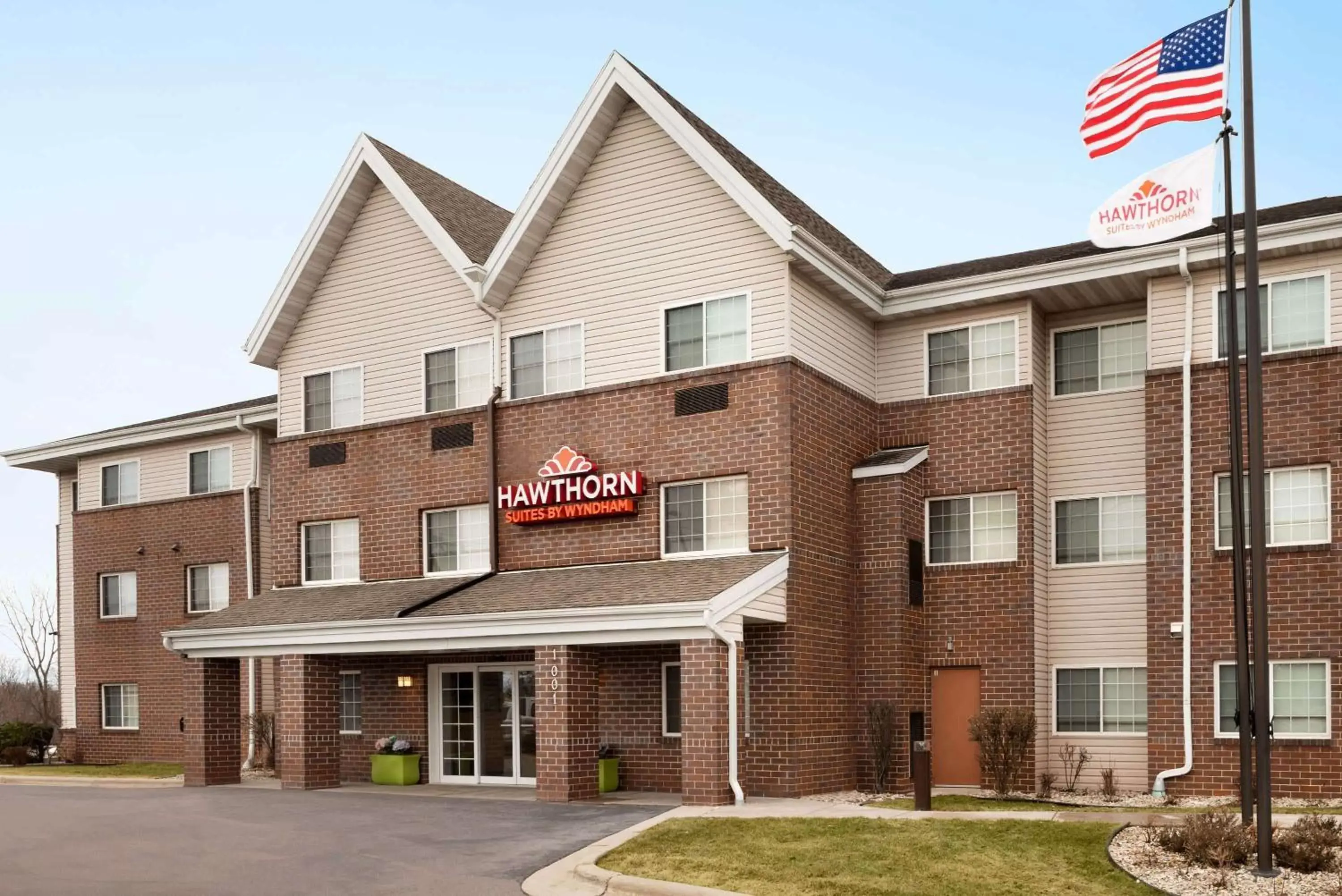 Property building in Hawthorn Suites By Wyndham Oak Creek/Milwaukee Airport