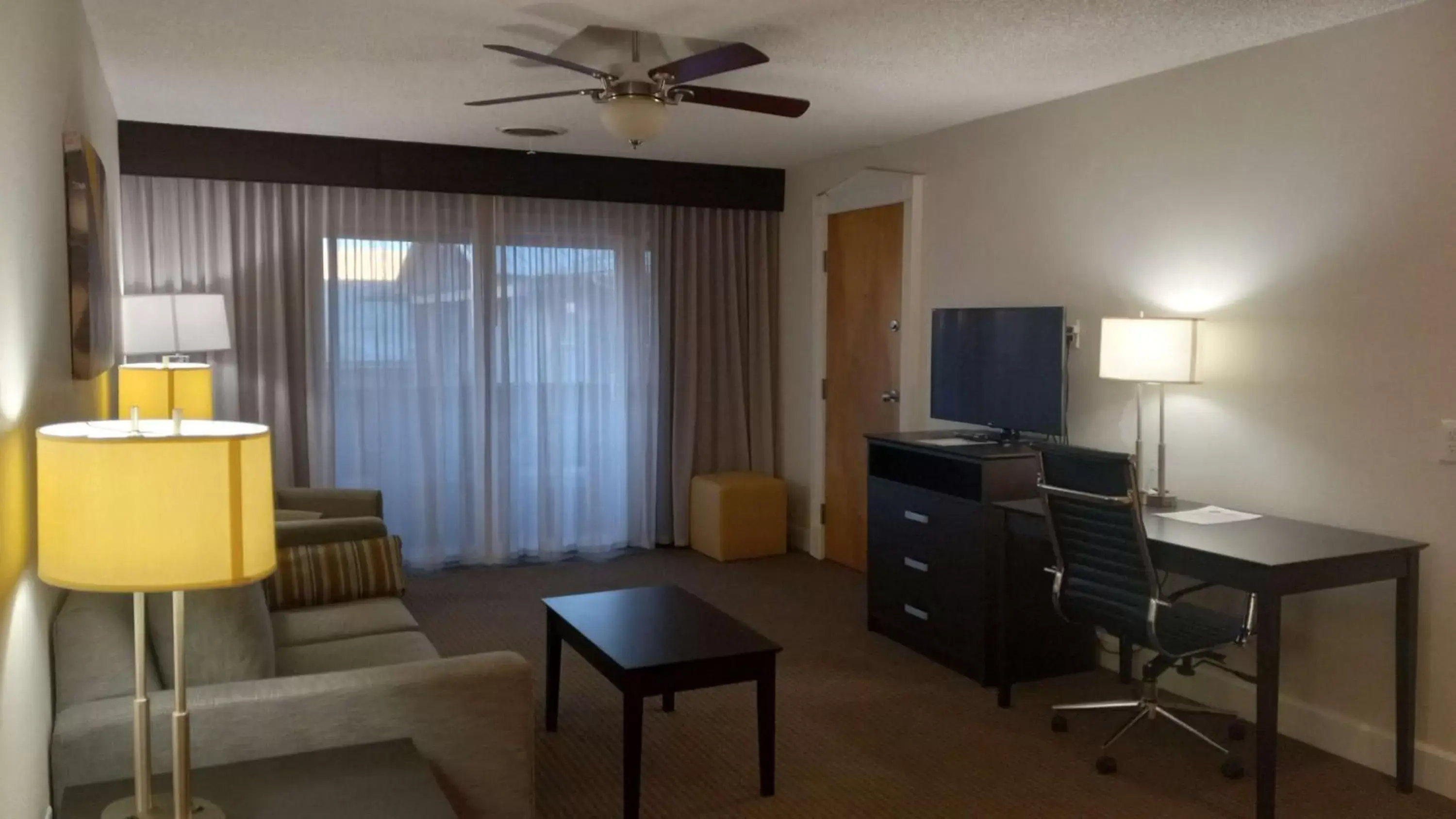 Bedroom, TV/Entertainment Center in Best Western Downtown Casper Hotel