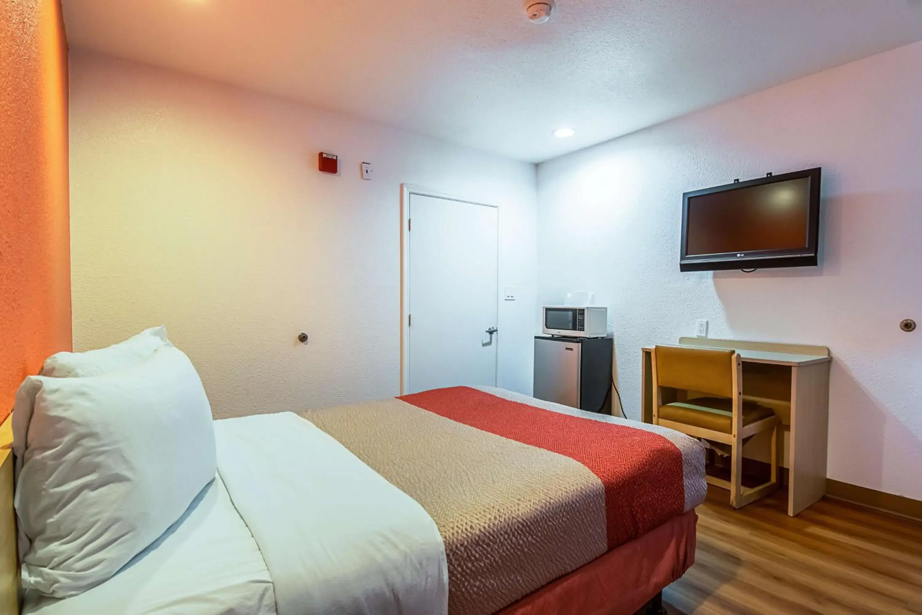 Photo of the whole room, Bed in Motel 6-Bakersfield, CA - Airport Photo of the whole room, Bed in Motel 6-Bakersfield, CA - Airport