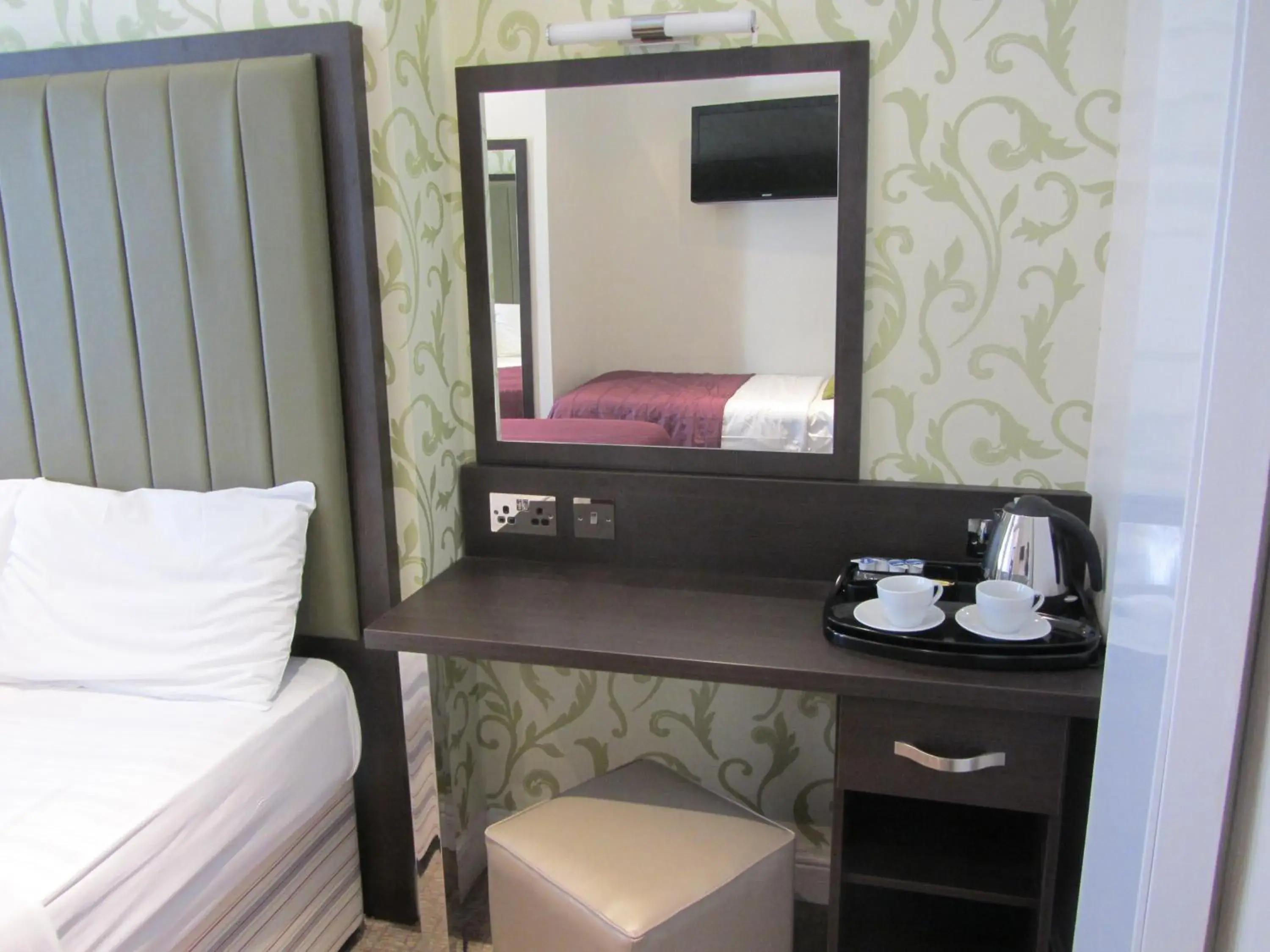 Coffee/tea facilities, Bathroom in Goodwood Hotel