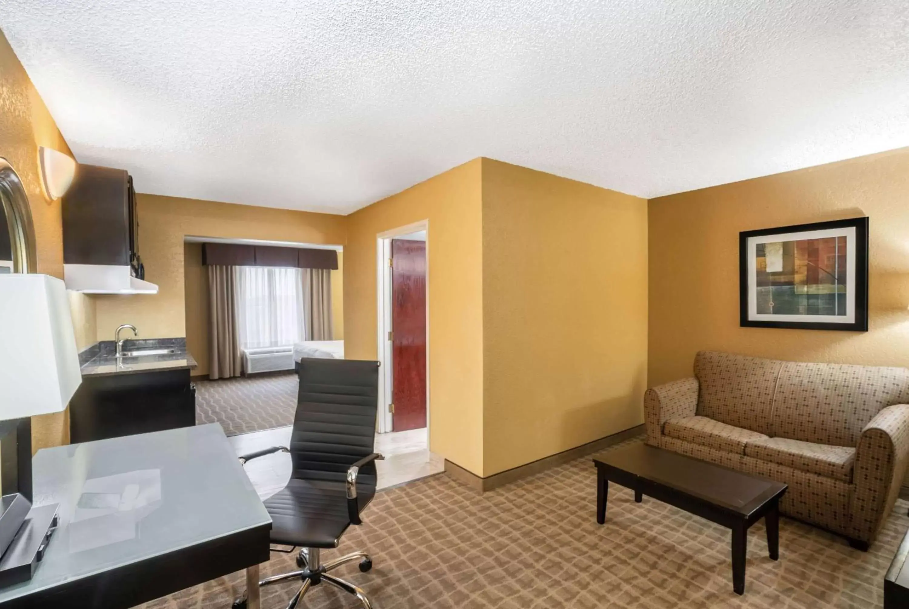 Photo of the whole room, Seating Area in La Quinta Inn & Suites by Wyndham Hot Springs