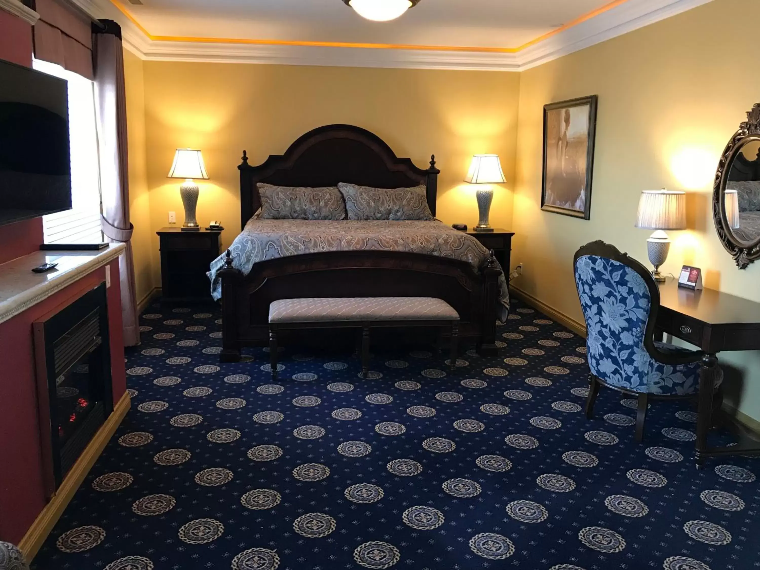 Photo of the whole room, Bed in Chateau Louis Hotel & Conference Centre