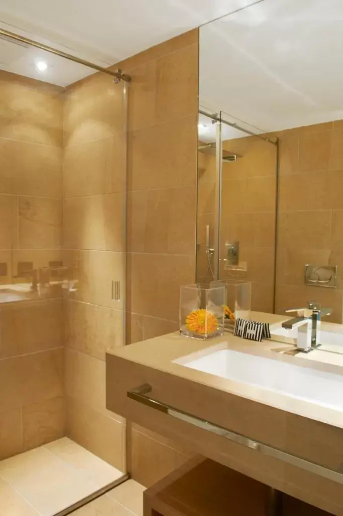 Shower, Bathroom in Hotel Gabbani