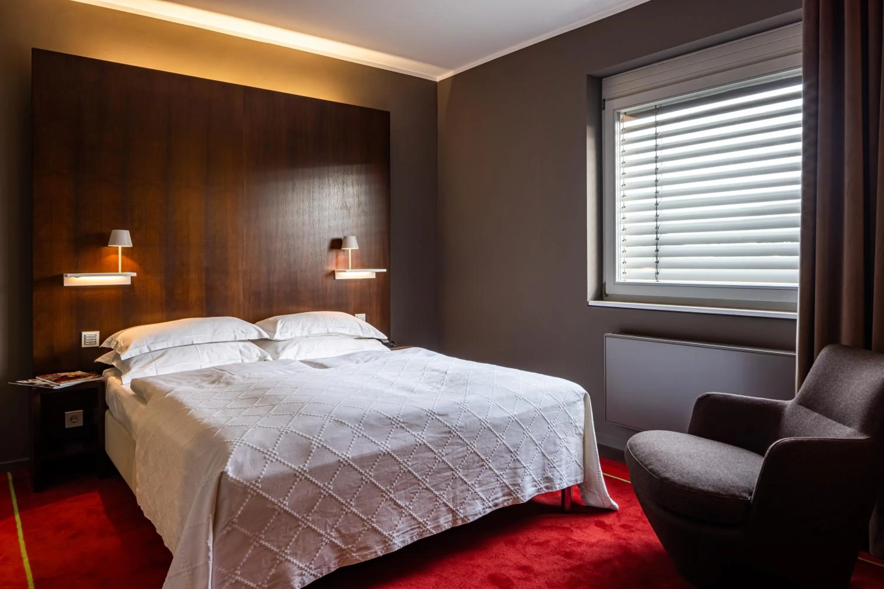 Photo of the whole room, Bed in The New Yorker Hotel Köln-Messe