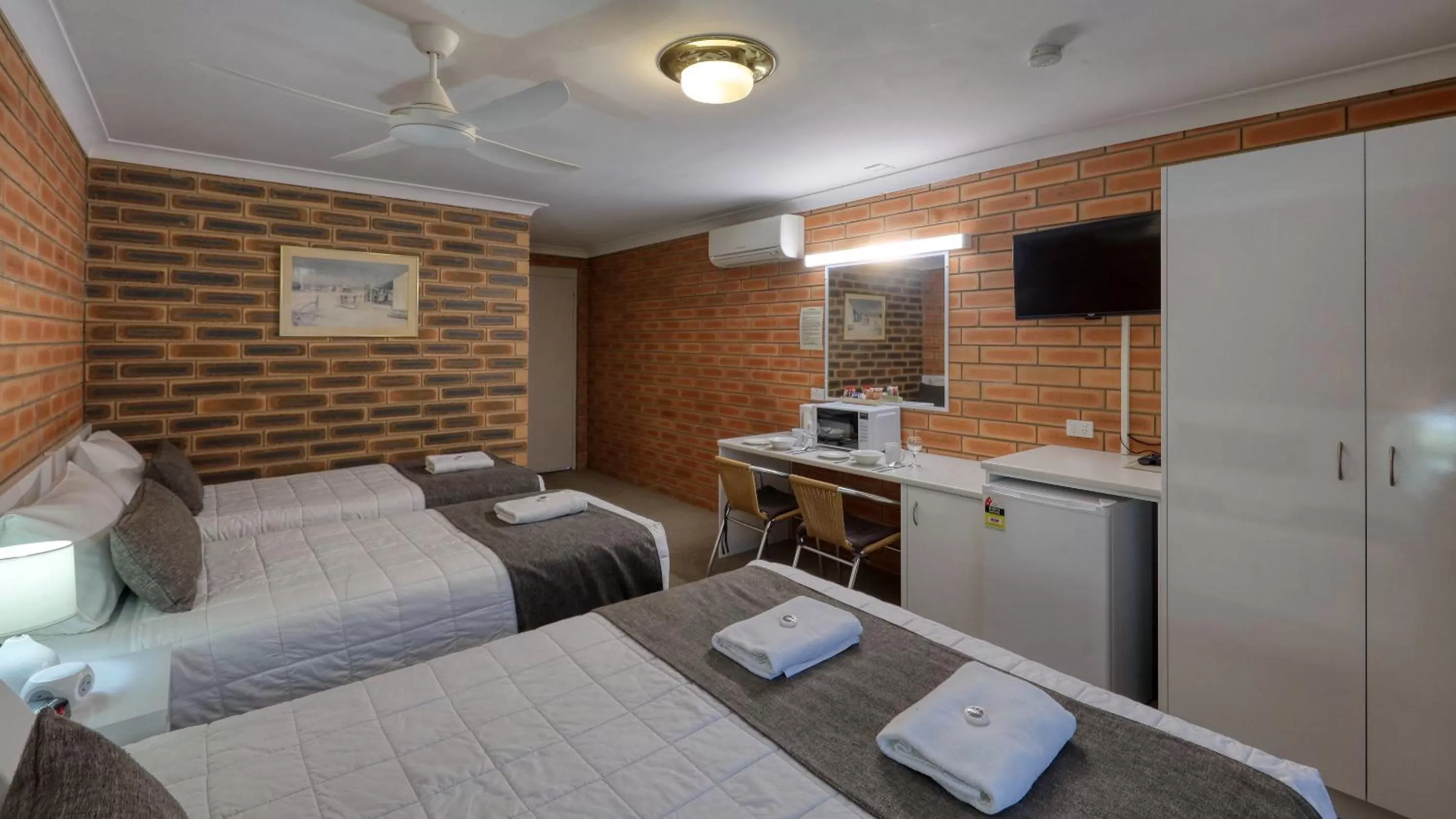 Bed in Gunsynd Motor Inn