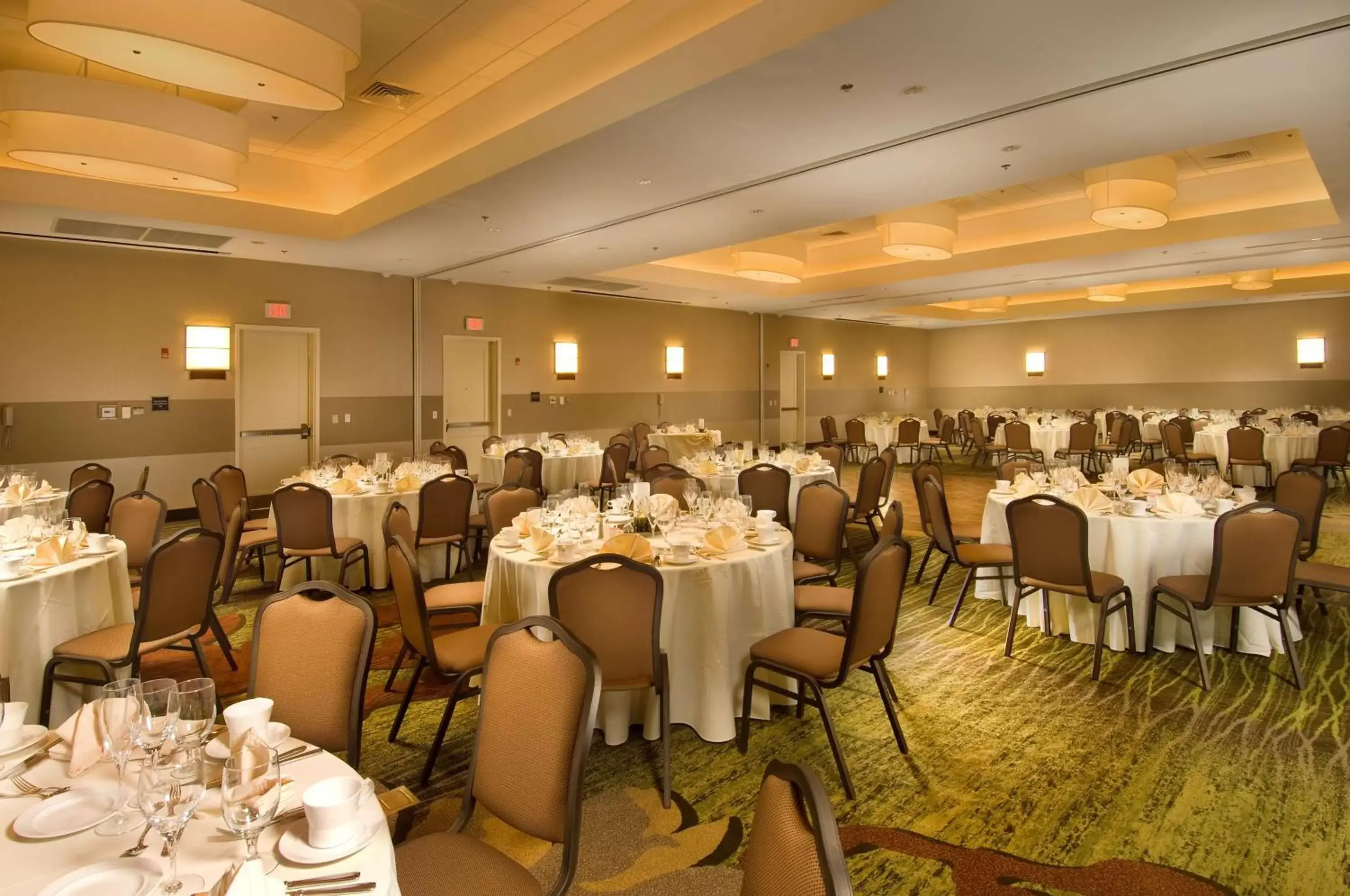 Meeting/conference room, Restaurant/Places to Eat in DoubleTree by Hilton Dulles Airport-Sterling