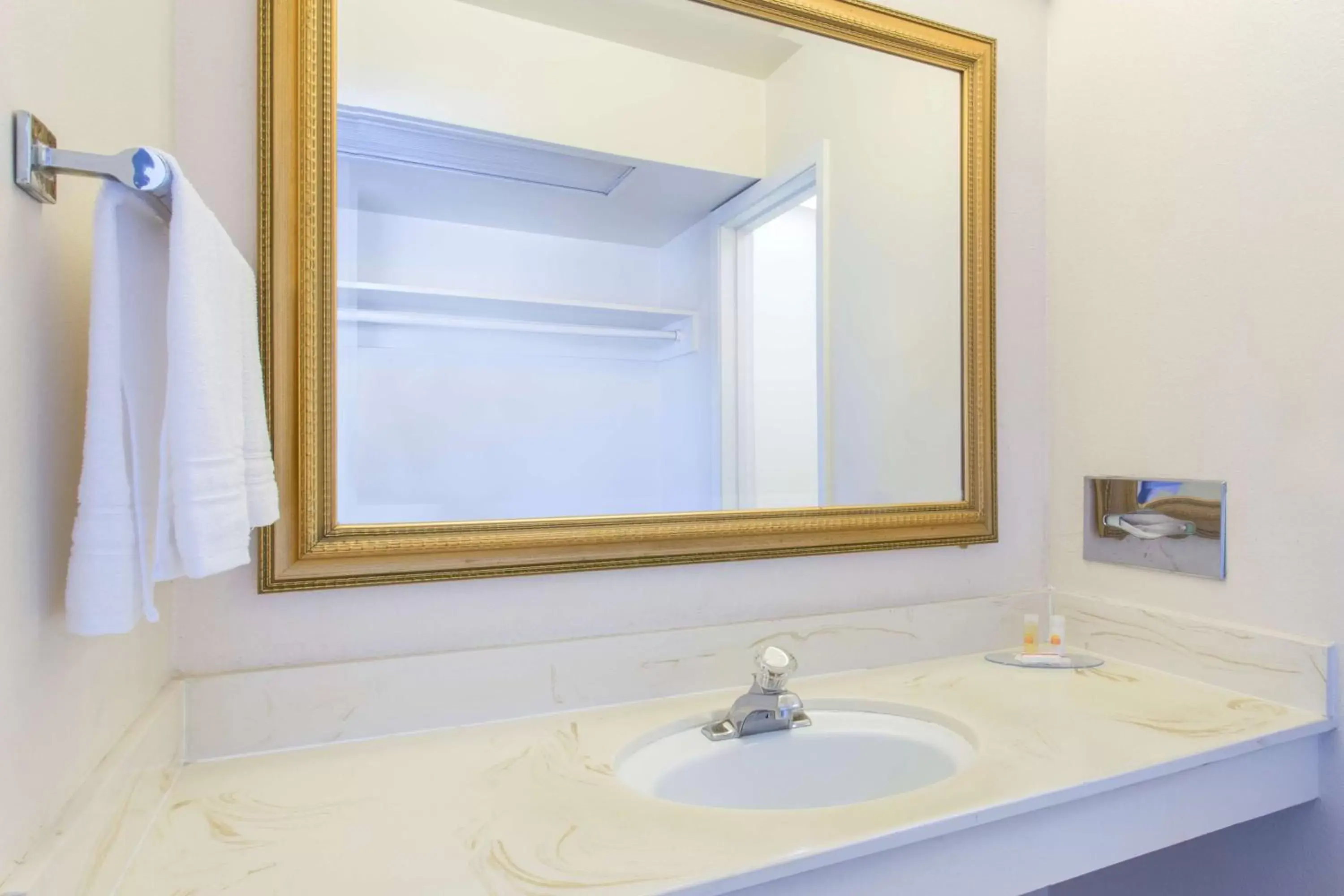 King Room with Courtyard View - Non-Smoking in Days Inn by Wyndham Modesto King Room with Courtyard View - Non-Smoking in Days Inn by Wyndham Modesto