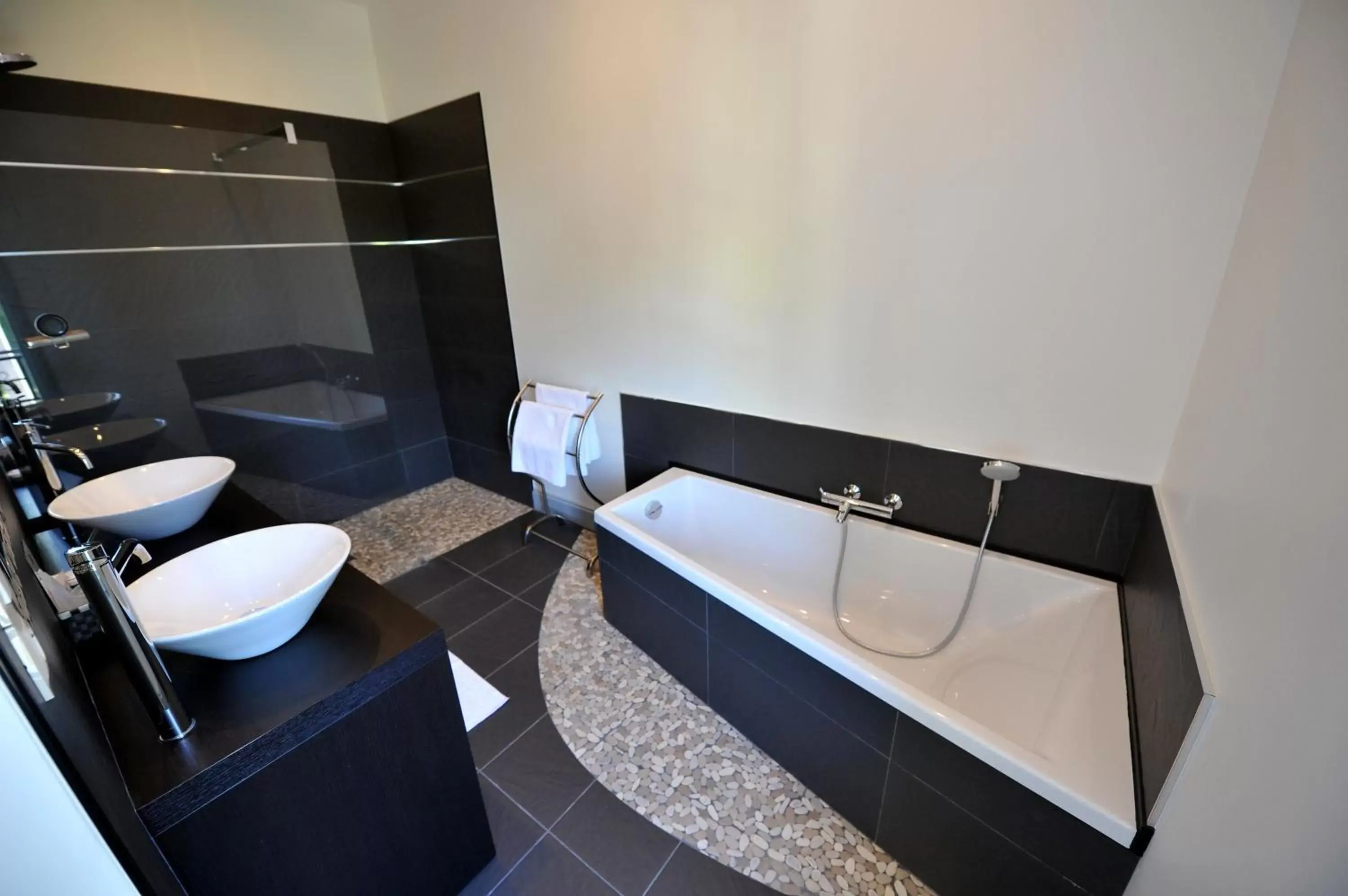 Bathroom in Logis- Hôtel Spa Restaurant l'Epicurial