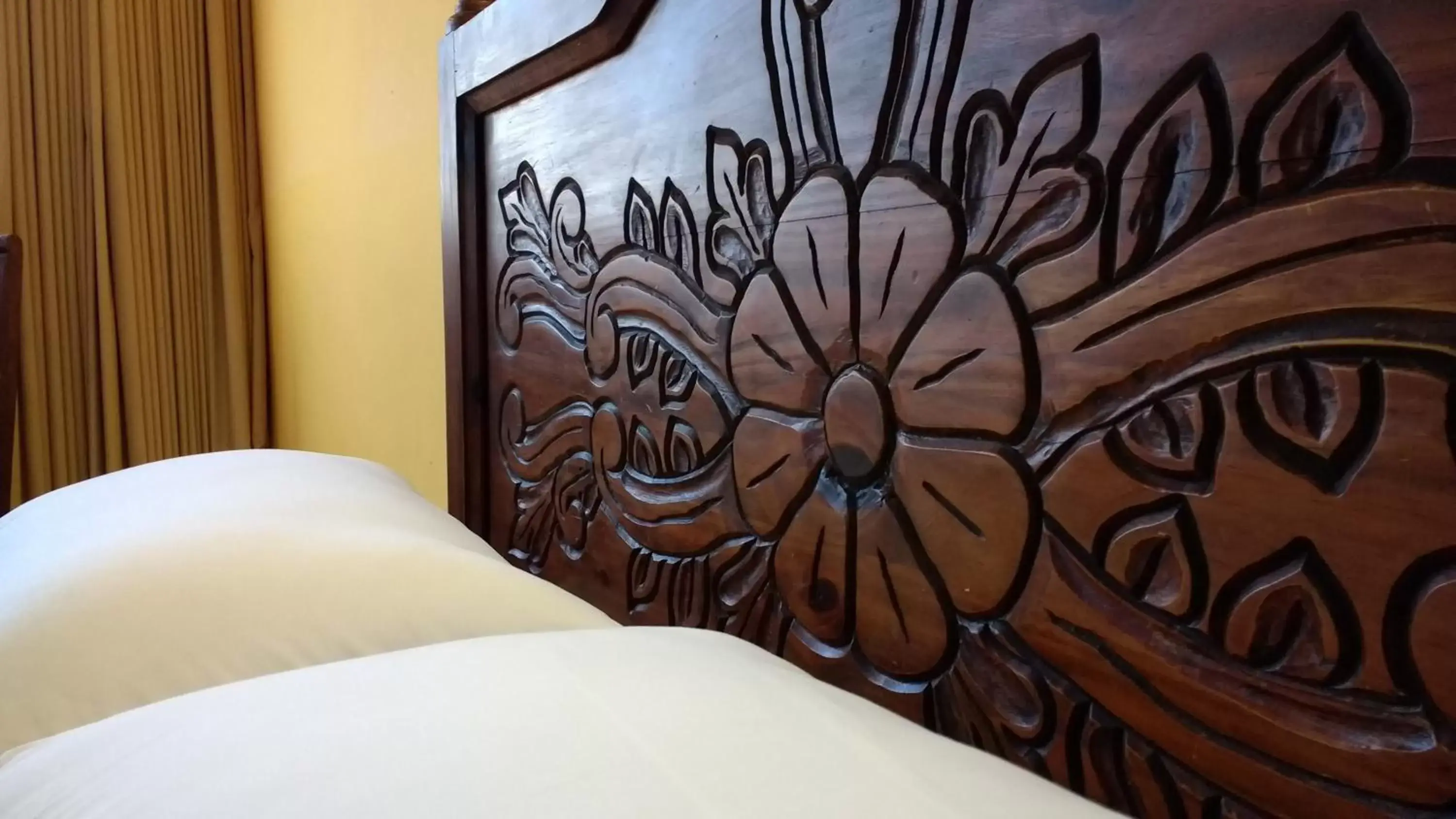 Decorative detail, Bed in Suites Flamboyanes