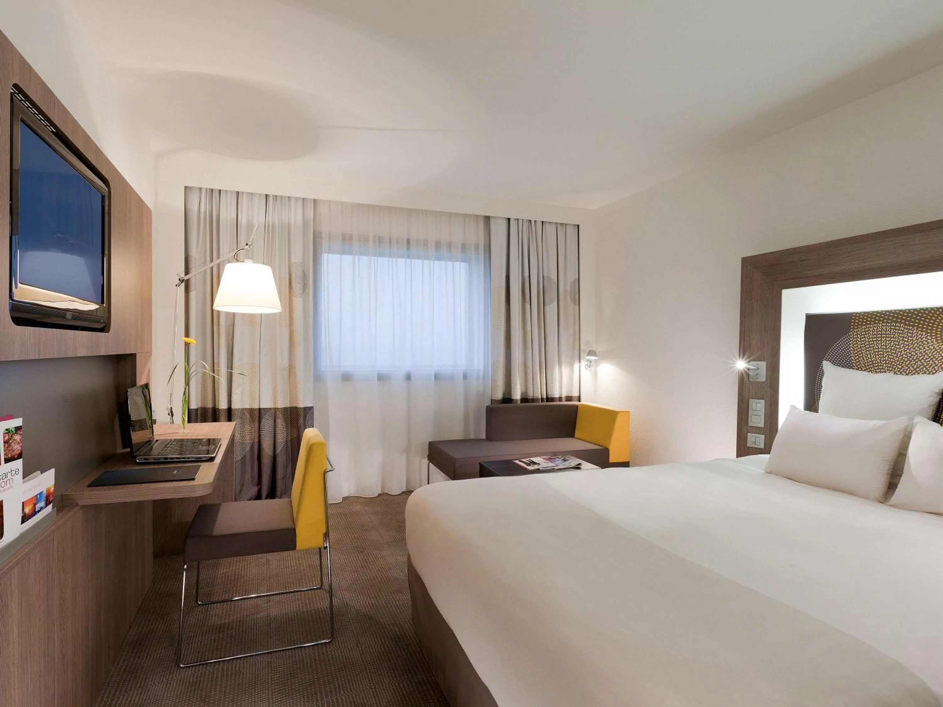 Property building, Bed in Novotel Paris La Defense Esplanade