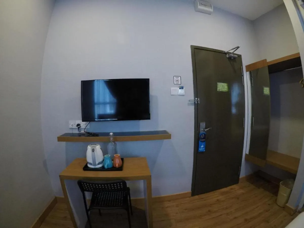 TV/Entertainment Center in Hotel Zamburger Second Link