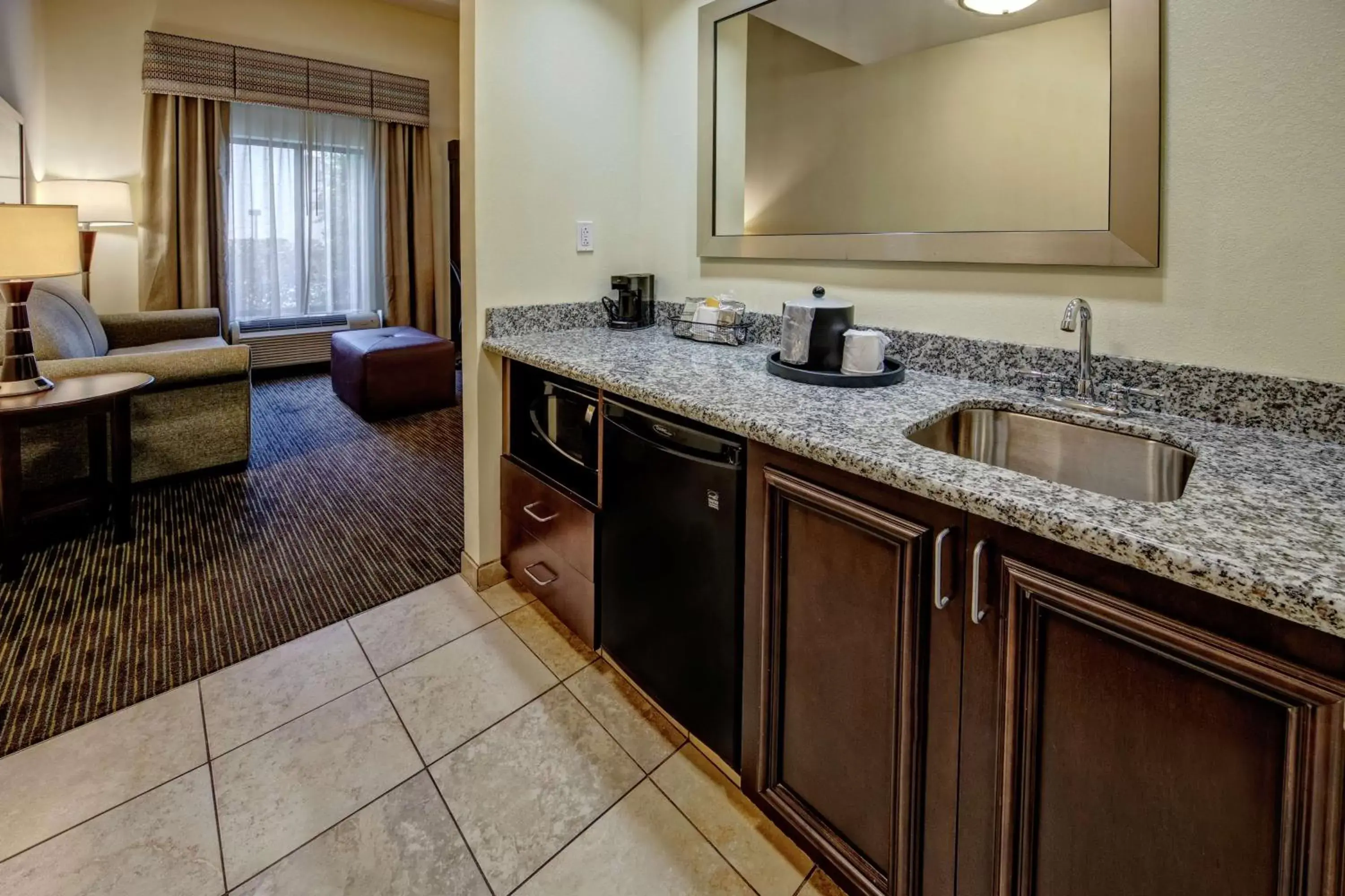 Living room, Kitchen/Kitchenette in Hampton Inn & Suites Birmingham/280 East-Eagle Point