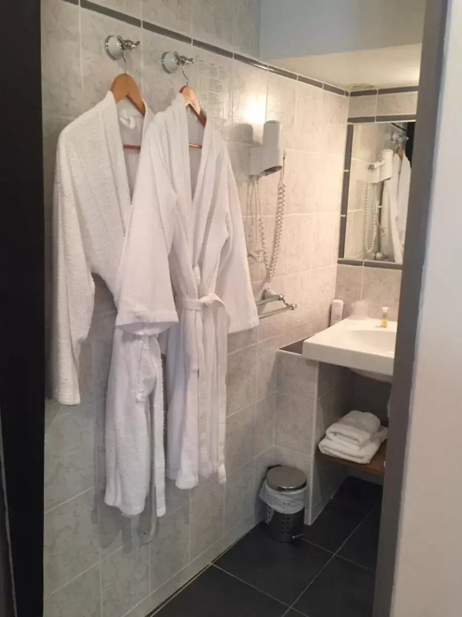 Shower, Bathroom in L'Instant Sévigné