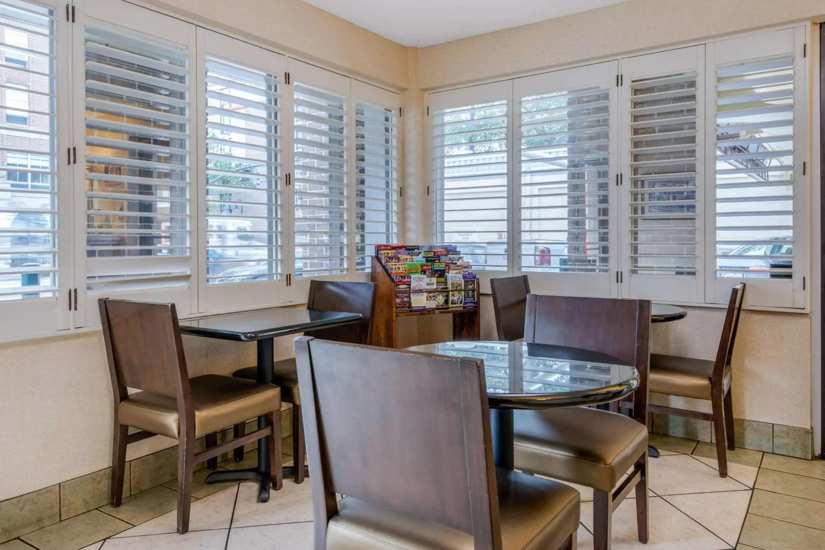 Lobby or reception, Restaurant/Places to Eat in Quality Inn Savannah Historic District