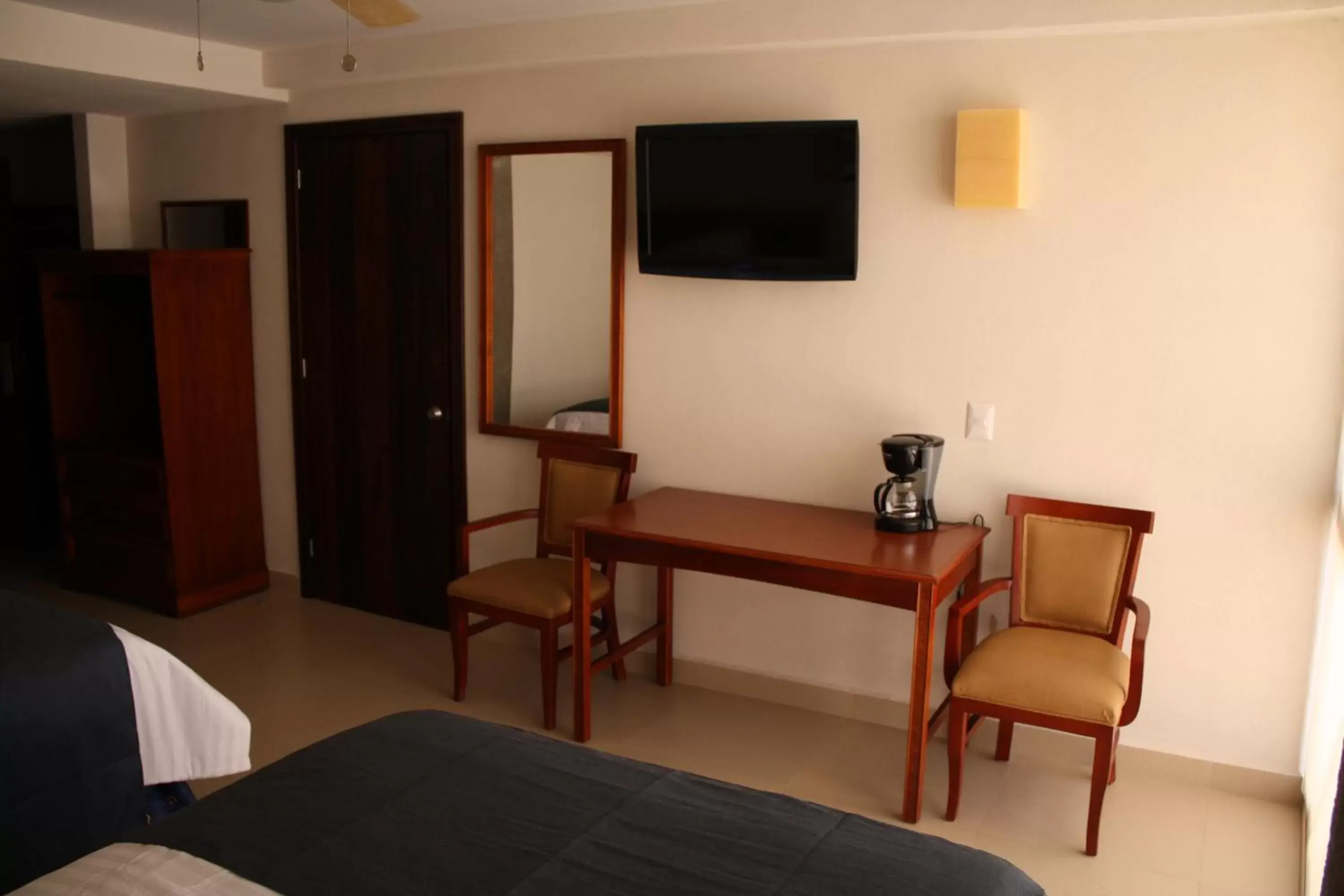 Bedroom, TV/Entertainment Center in Hotel Porto Allegro Puerto Vallarta