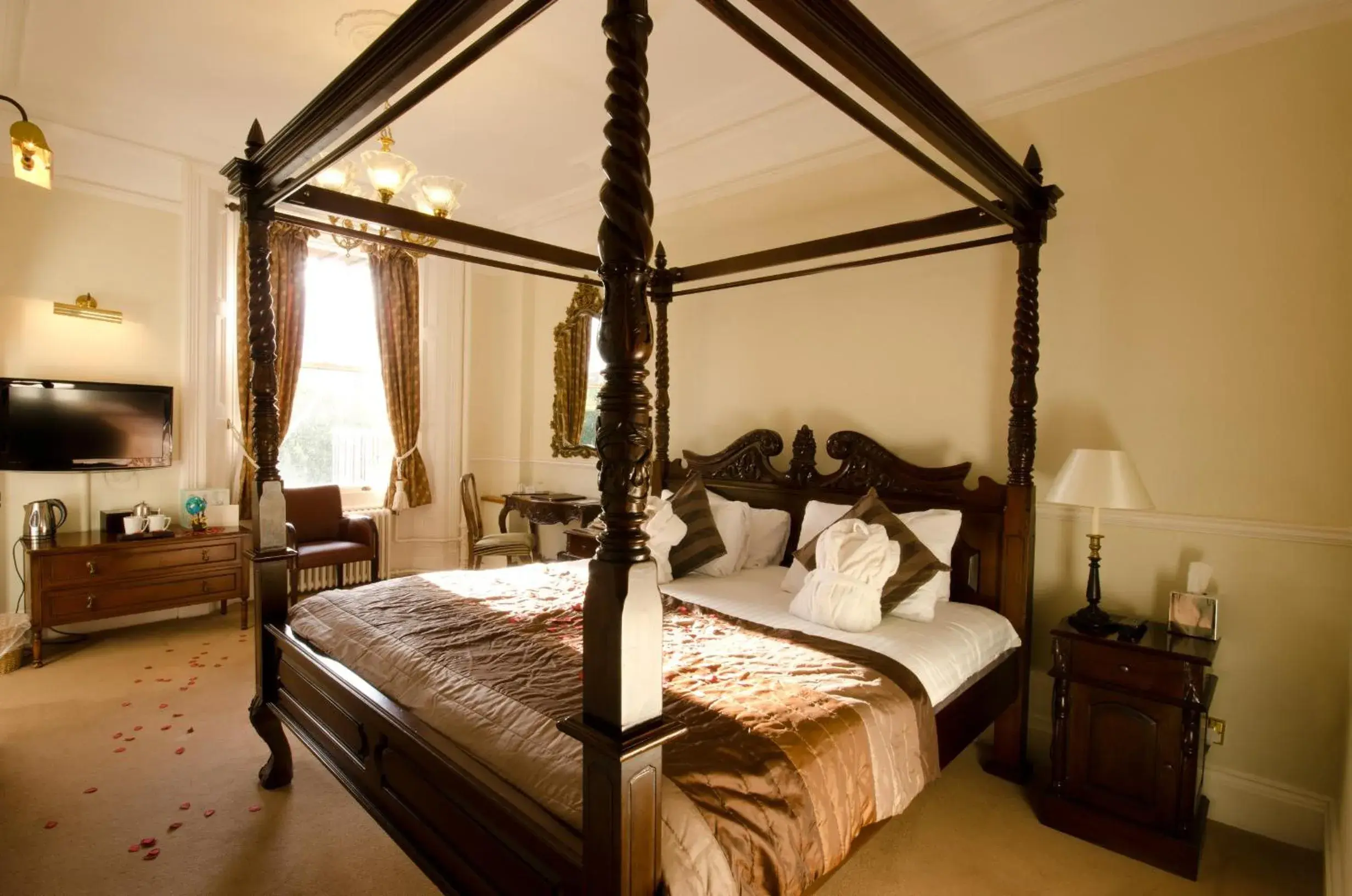 Bedroom, Bed in Hatton Court Hotel